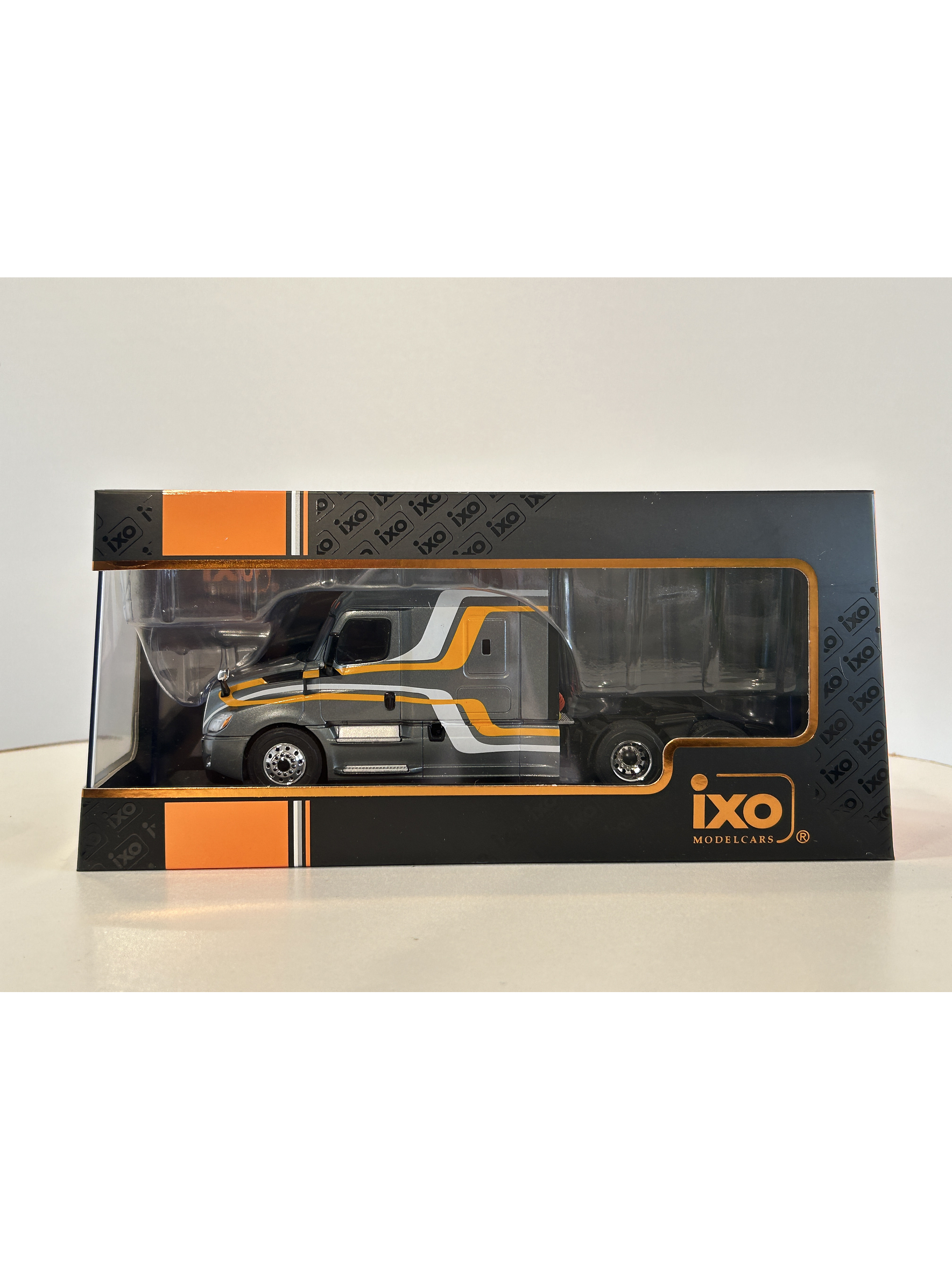 Freightliner Cascadia 2018 (1:43) – Camión Clásico Americano Ixo Models 19