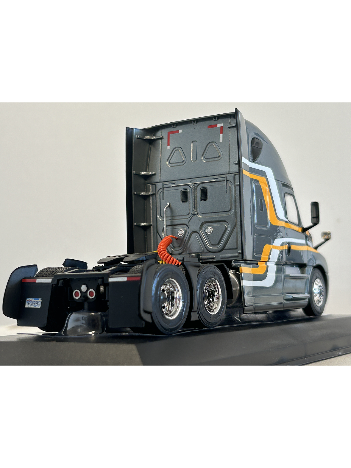 Freightliner Cascadia 2018 (1:43) – Camión Clásico Americano Ixo Models 15