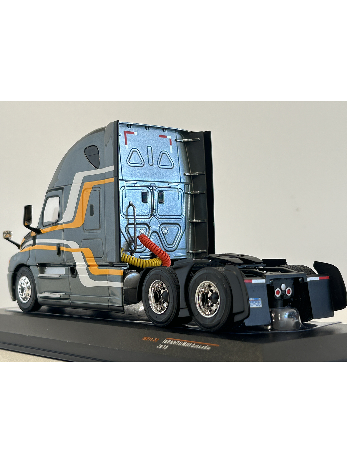 Freightliner Cascadia 2018 (1:43) – Camión Clásico Americano Ixo Models 17