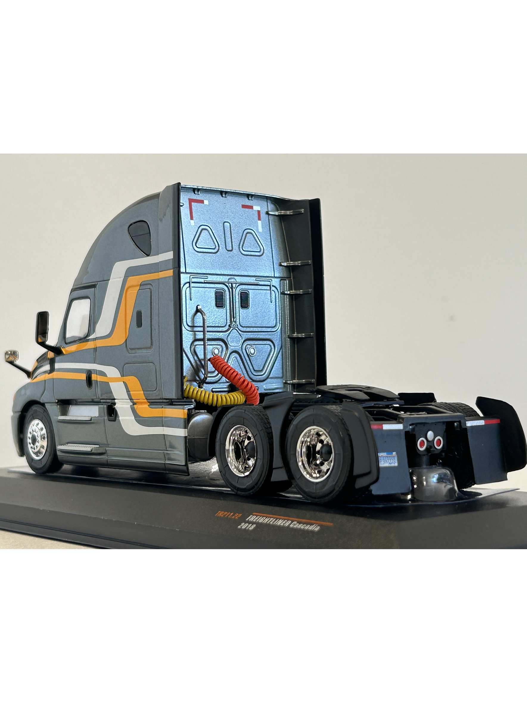 Freightliner Cascadia 2018 (1:43) – Camión Clásico Americano Ixo Models 17
