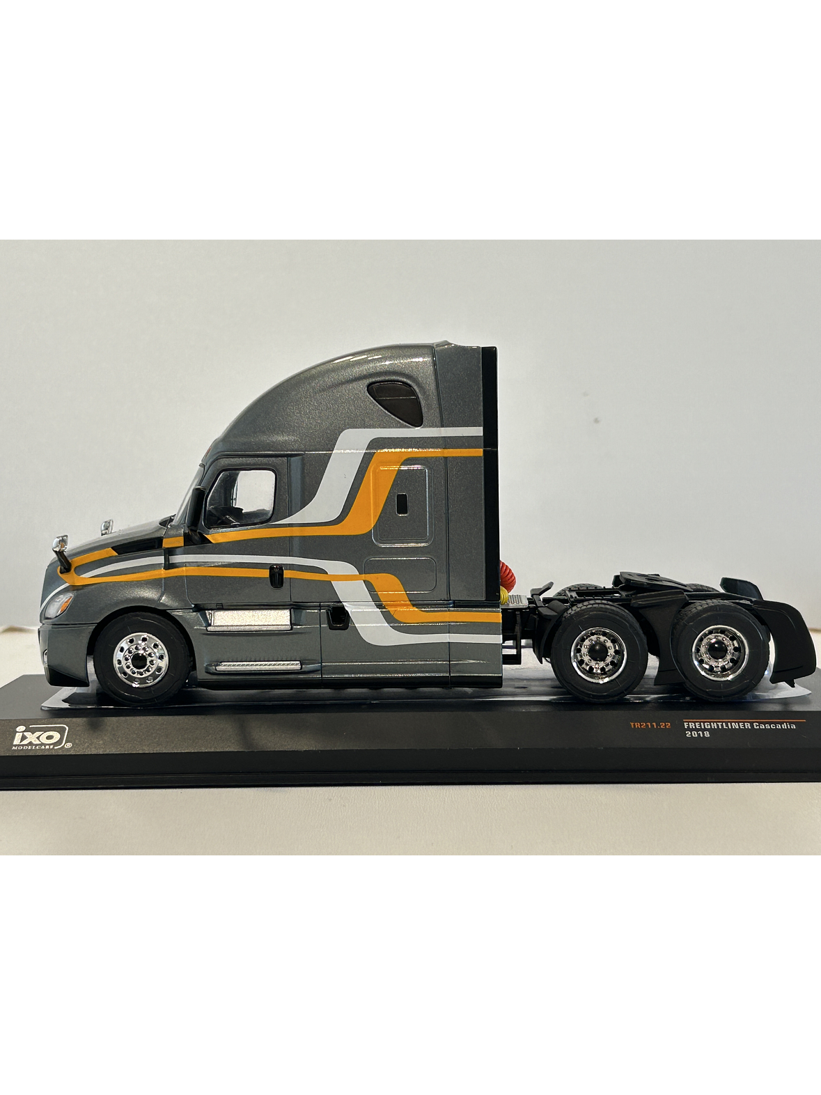 Freightliner Cascadia 2018 (1:43) – Camión Clásico Americano Ixo Models 18
