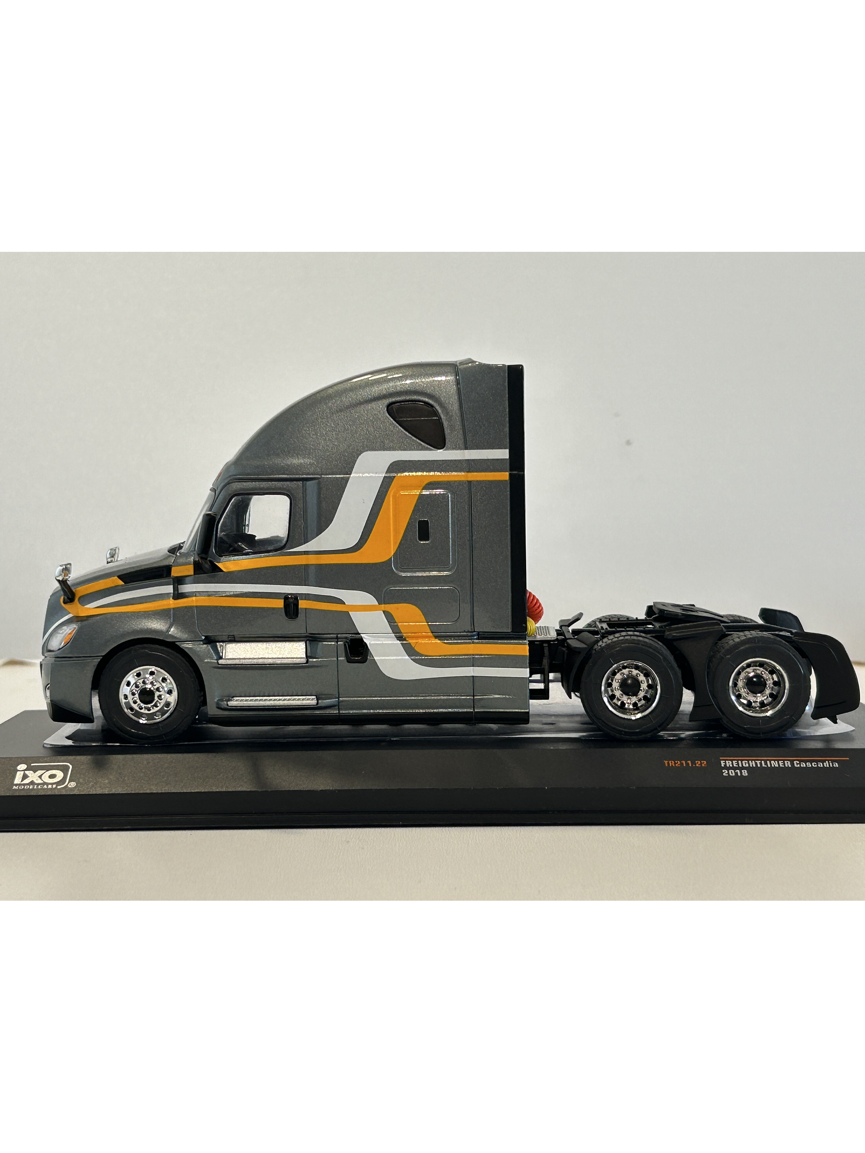 Freightliner Cascadia 2018 (1:43) – Camión Clásico Americano Ixo Models 18