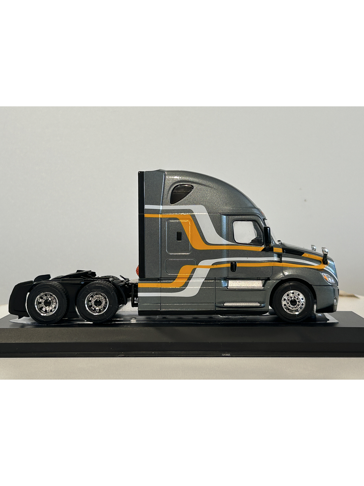 Freightliner Cascadia 2018 (1:43) – Camión Clásico Americano Ixo Models 14