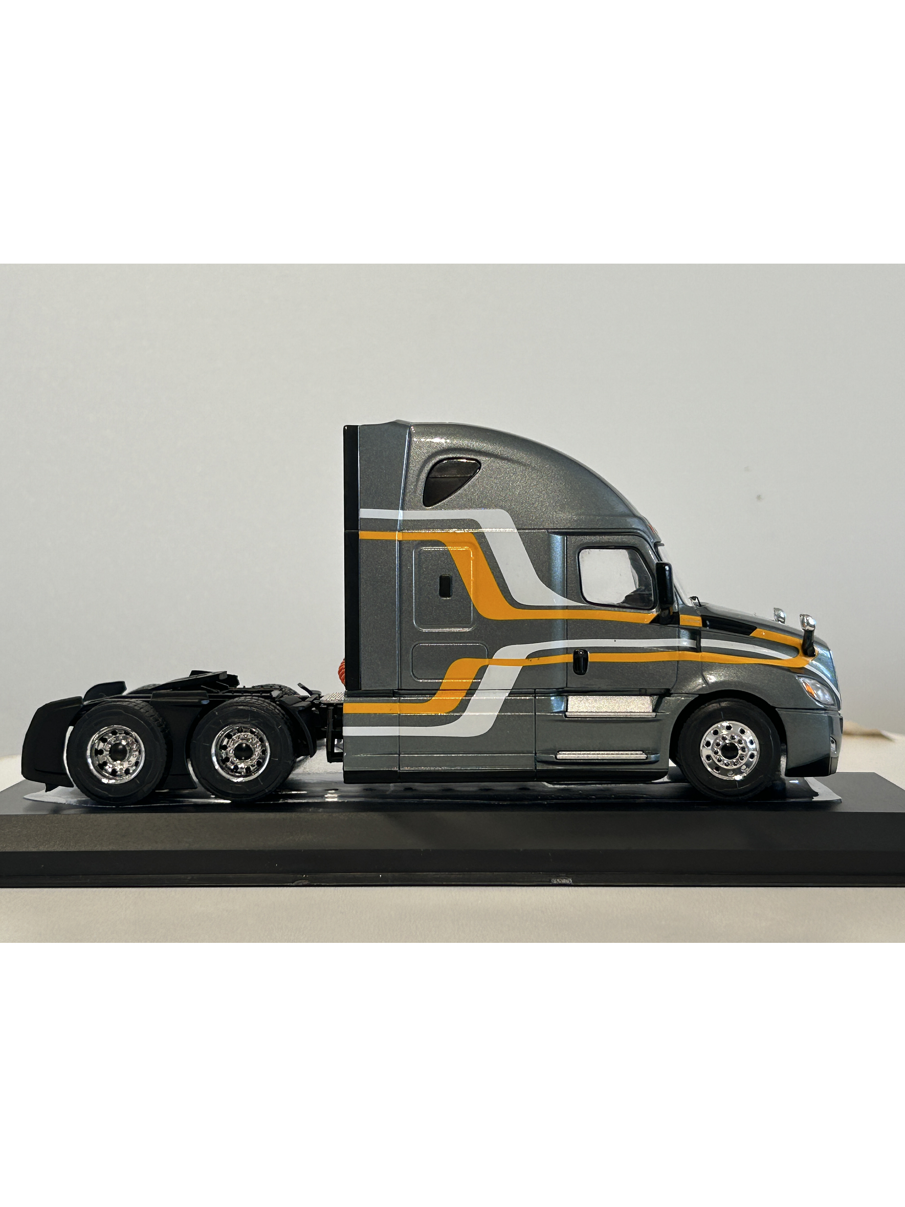 Freightliner Cascadia 2018 (1:43) – Camión Clásico Americano Ixo Models 14