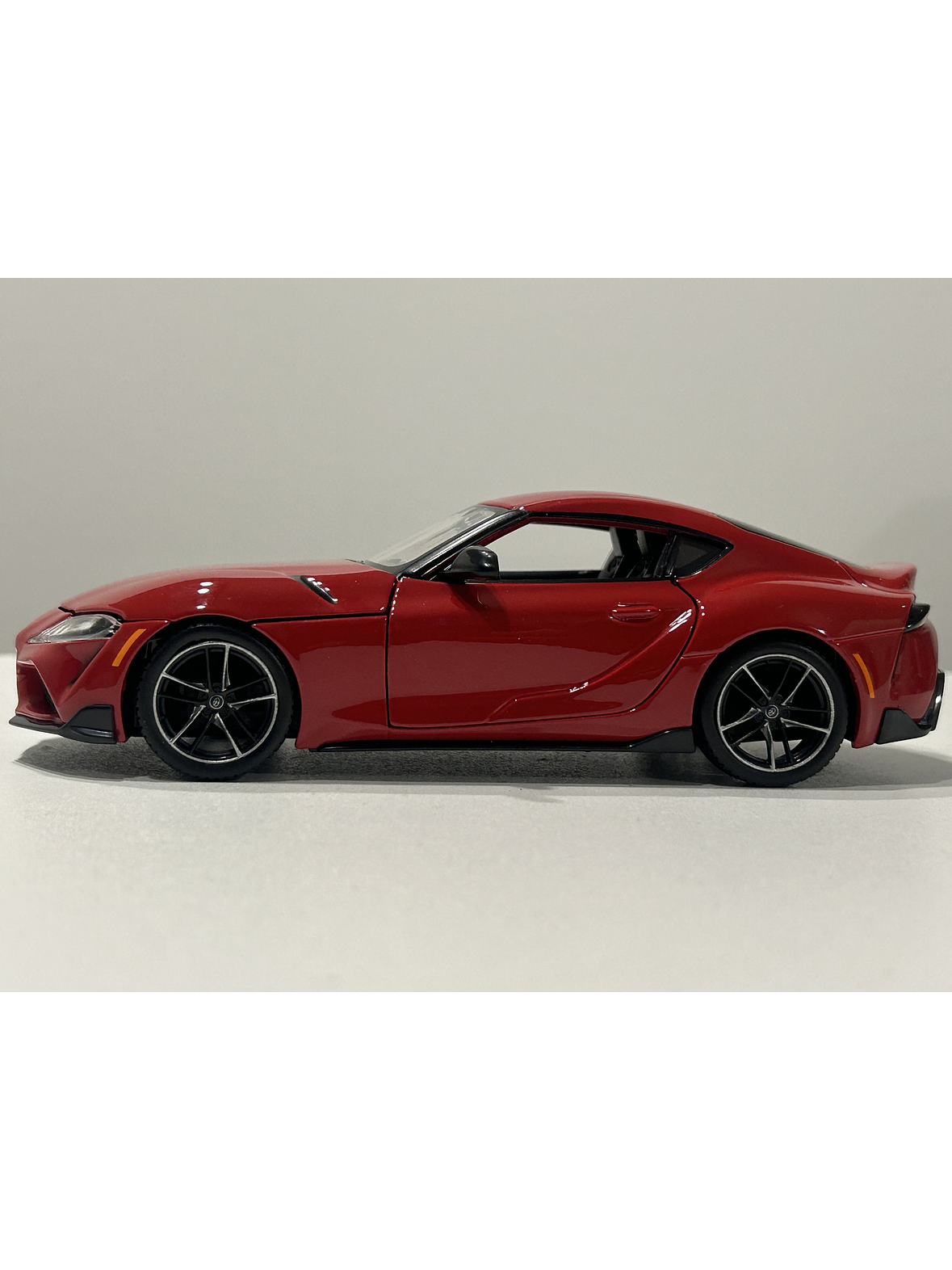 Toyota GR Supra Maisto 1:24 – Deportivo japonés icónico, metal gris y rojo – Ruta Nostalgia Chile  17