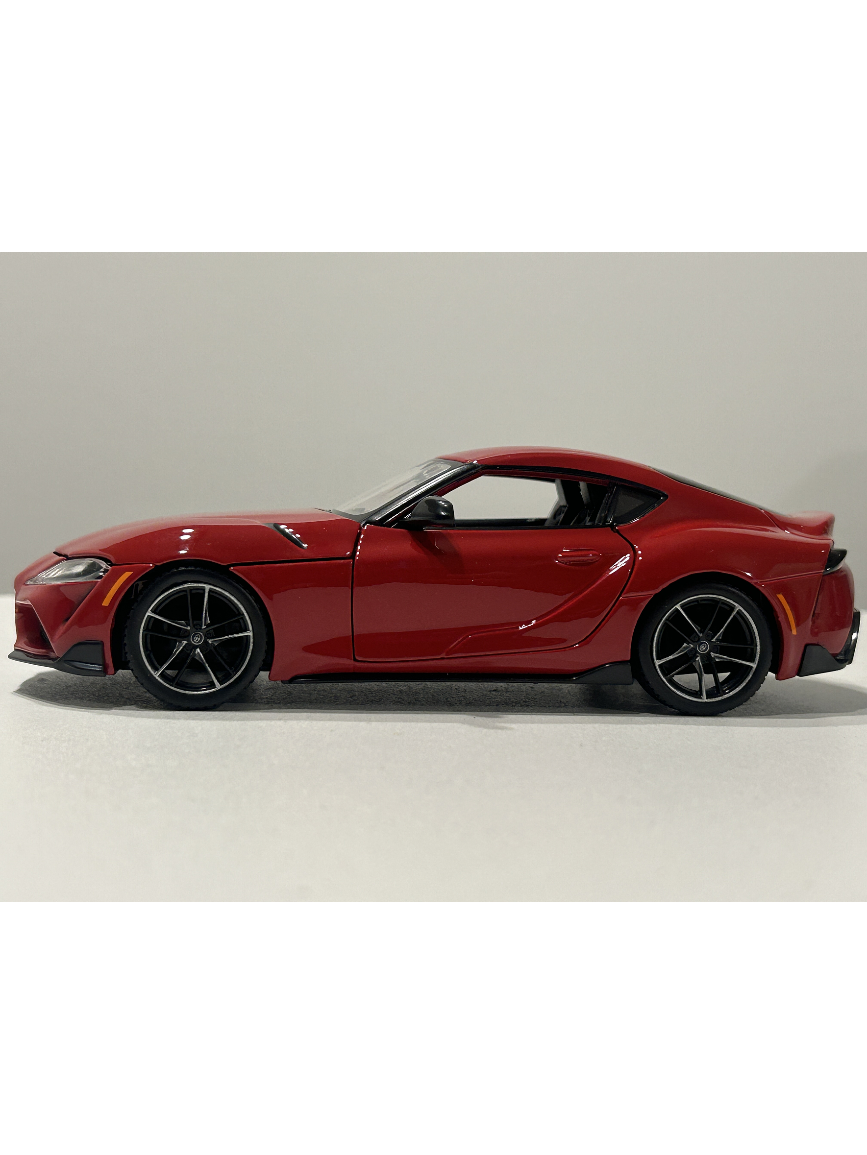 Toyota GR Supra Maisto 1:24 – Deportivo japonés icónico, metal gris y rojo – Ruta Nostalgia Chile  17