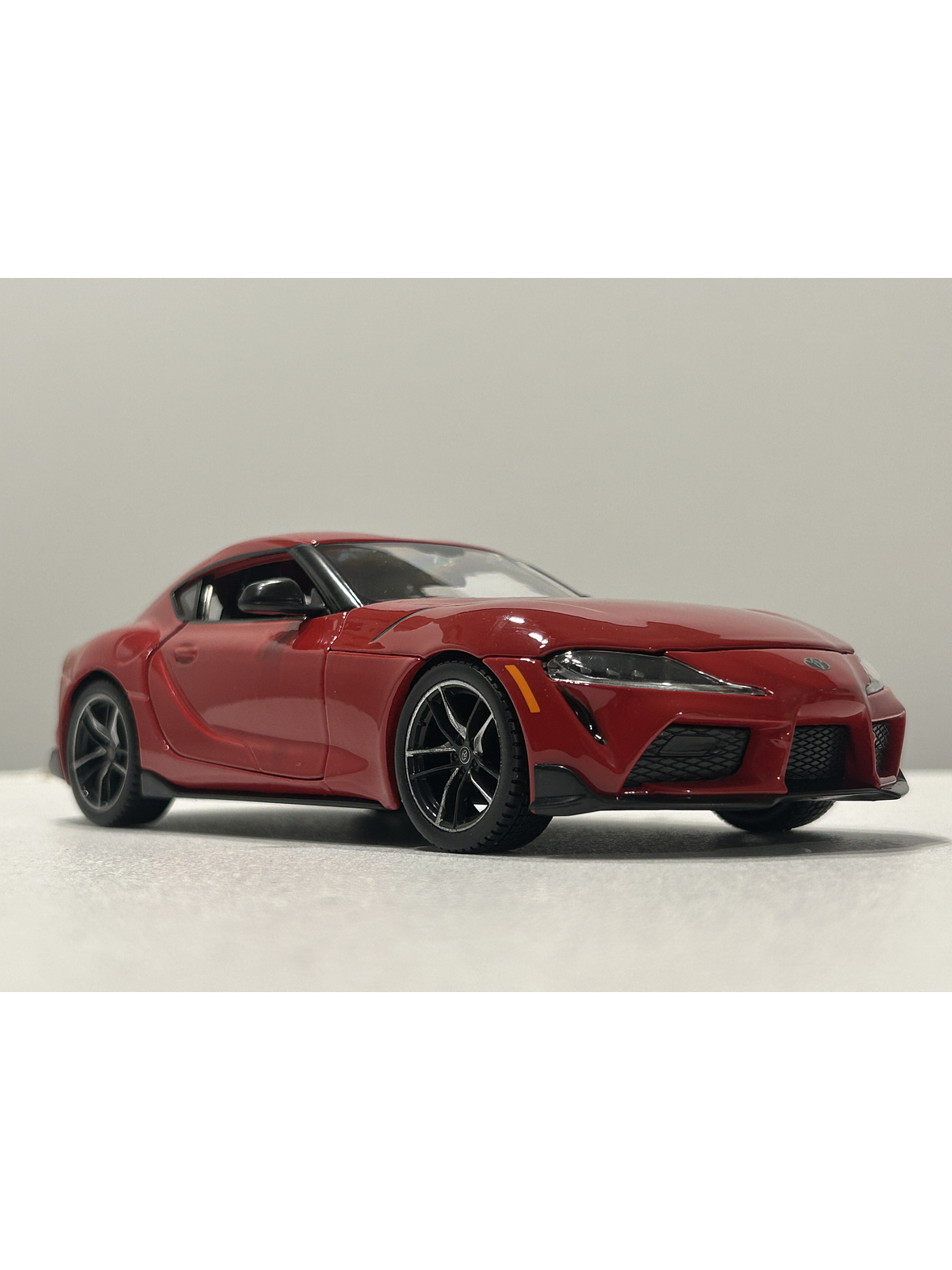 Toyota GR Supra Maisto 1:24 – Deportivo japonés icónico, metal gris y rojo – Ruta Nostalgia Chile  12
