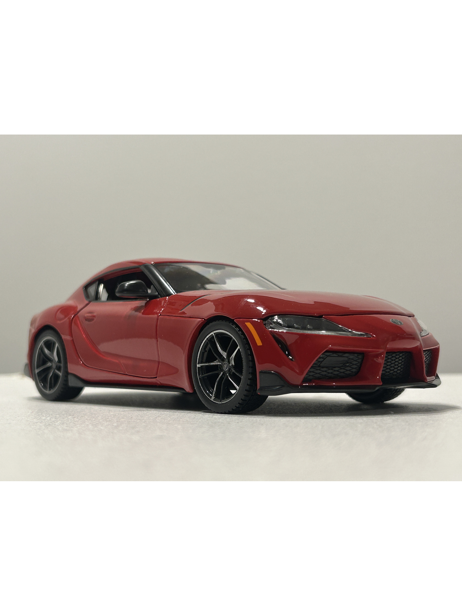Toyota GR Supra Maisto 1:24 – Deportivo japonés icónico, metal gris y rojo – Ruta Nostalgia Chile  12