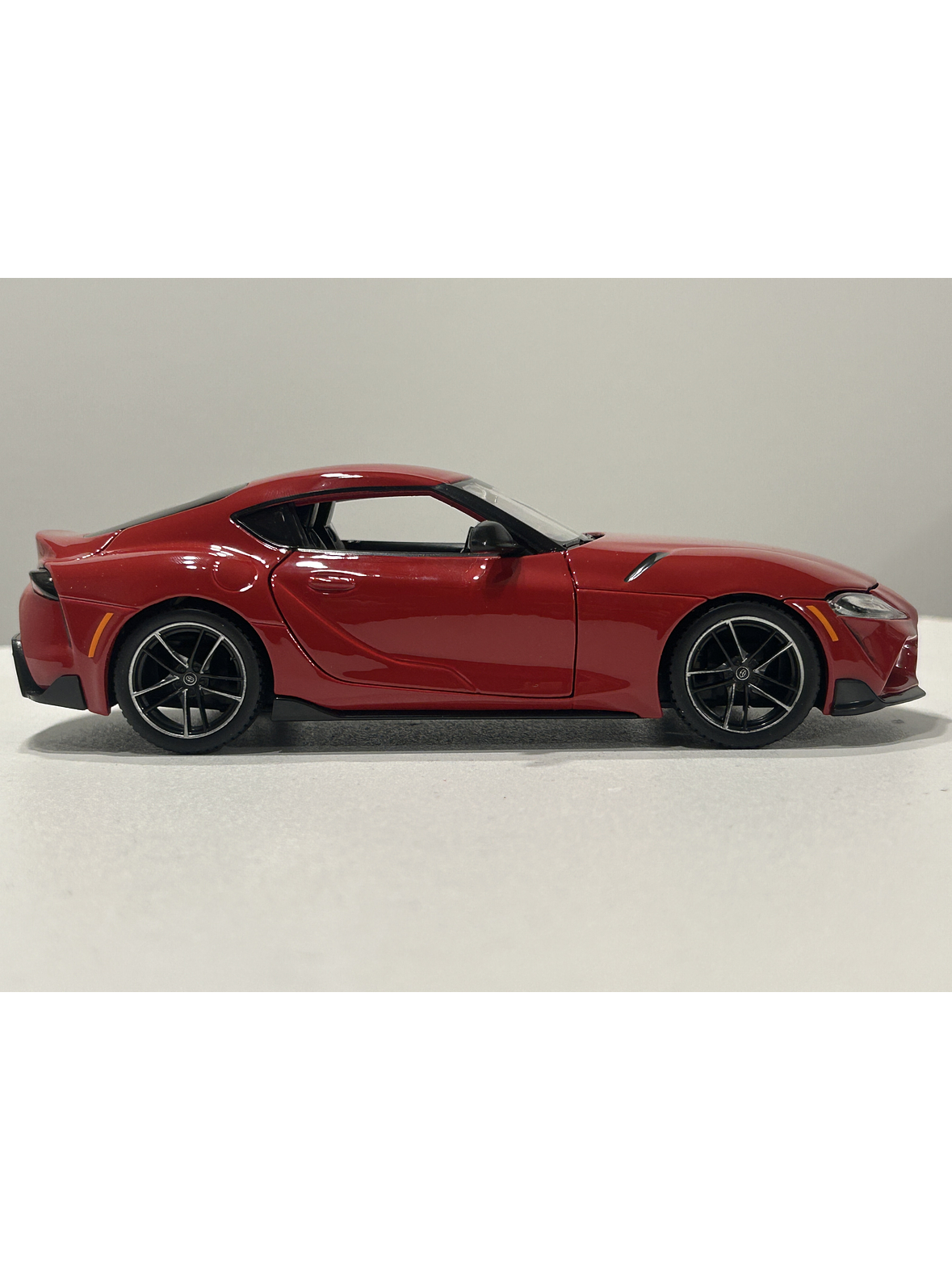 Toyota GR Supra Maisto 1:24 – Deportivo japonés icónico, metal gris y rojo – Ruta Nostalgia Chile  13