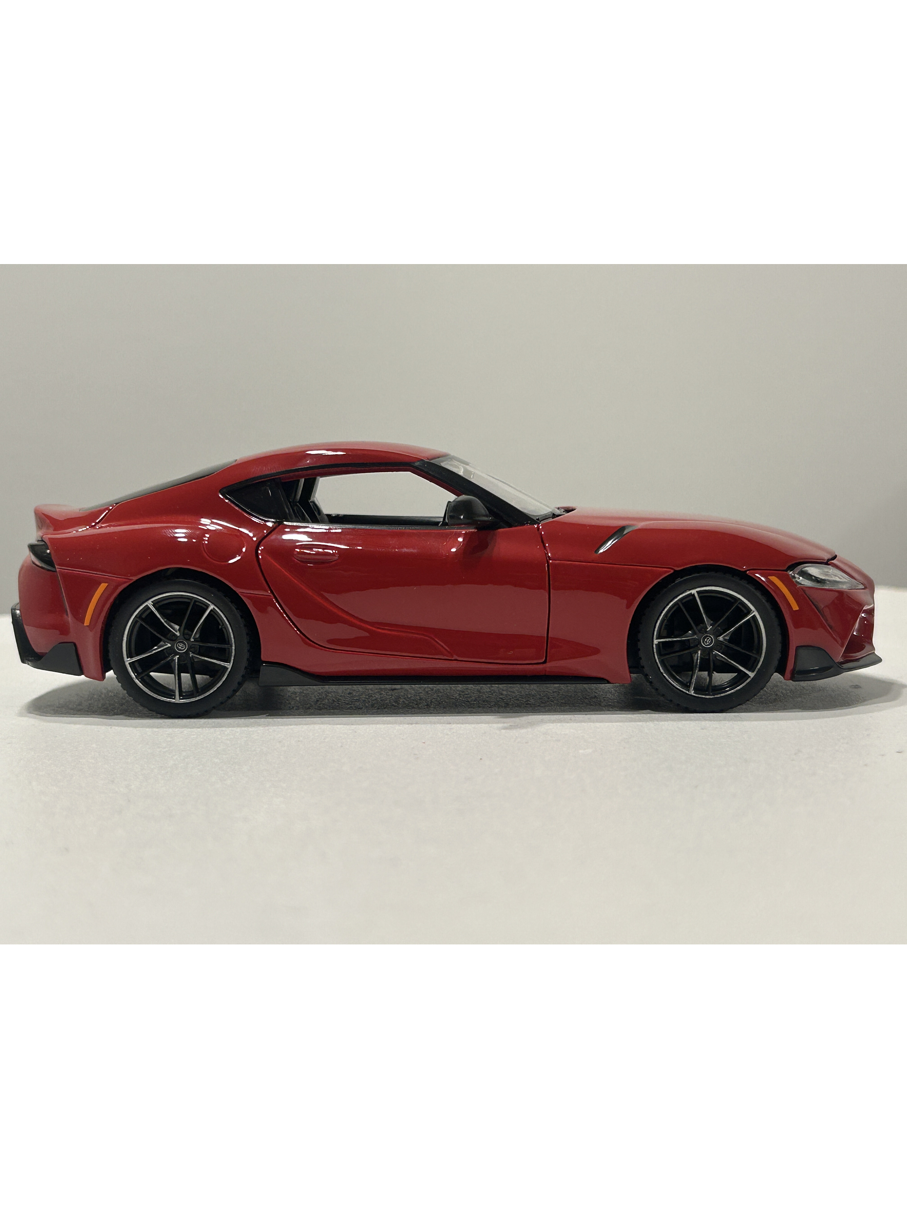 Toyota GR Supra Maisto 1:24 – Deportivo japonés icónico, metal gris y rojo – Ruta Nostalgia Chile  13