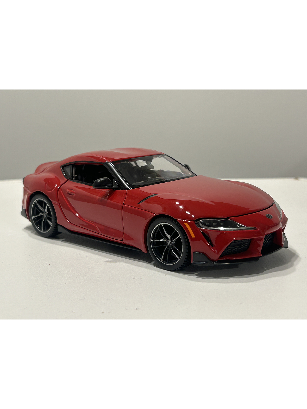 Toyota GR Supra Maisto 1:24 – Deportivo japonés icónico, metal gris y rojo – Ruta Nostalgia Chile  18