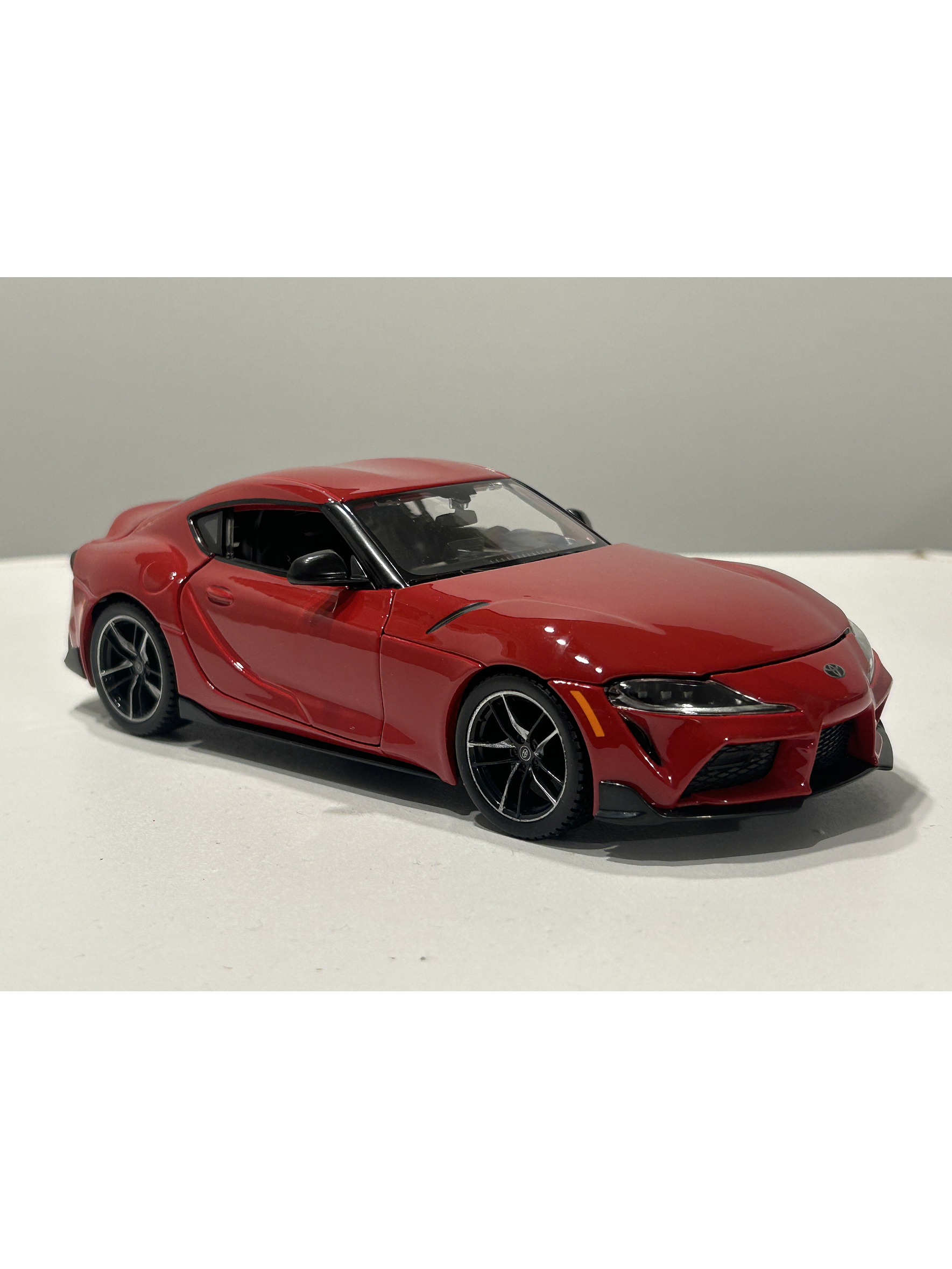 Toyota GR Supra Maisto 1:24 – Deportivo japonés icónico, metal gris y rojo – Ruta Nostalgia Chile  18