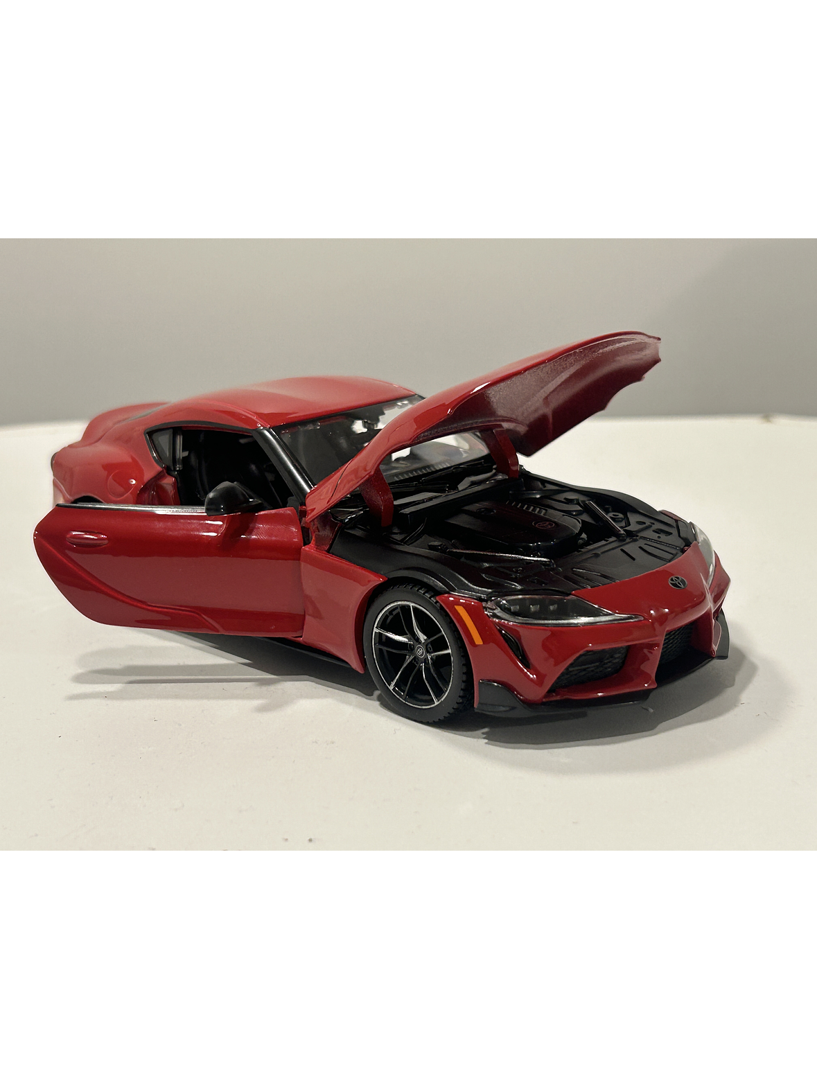 Toyota GR Supra Maisto 1:24 – Deportivo japonés icónico, metal gris y rojo – Ruta Nostalgia Chile  11