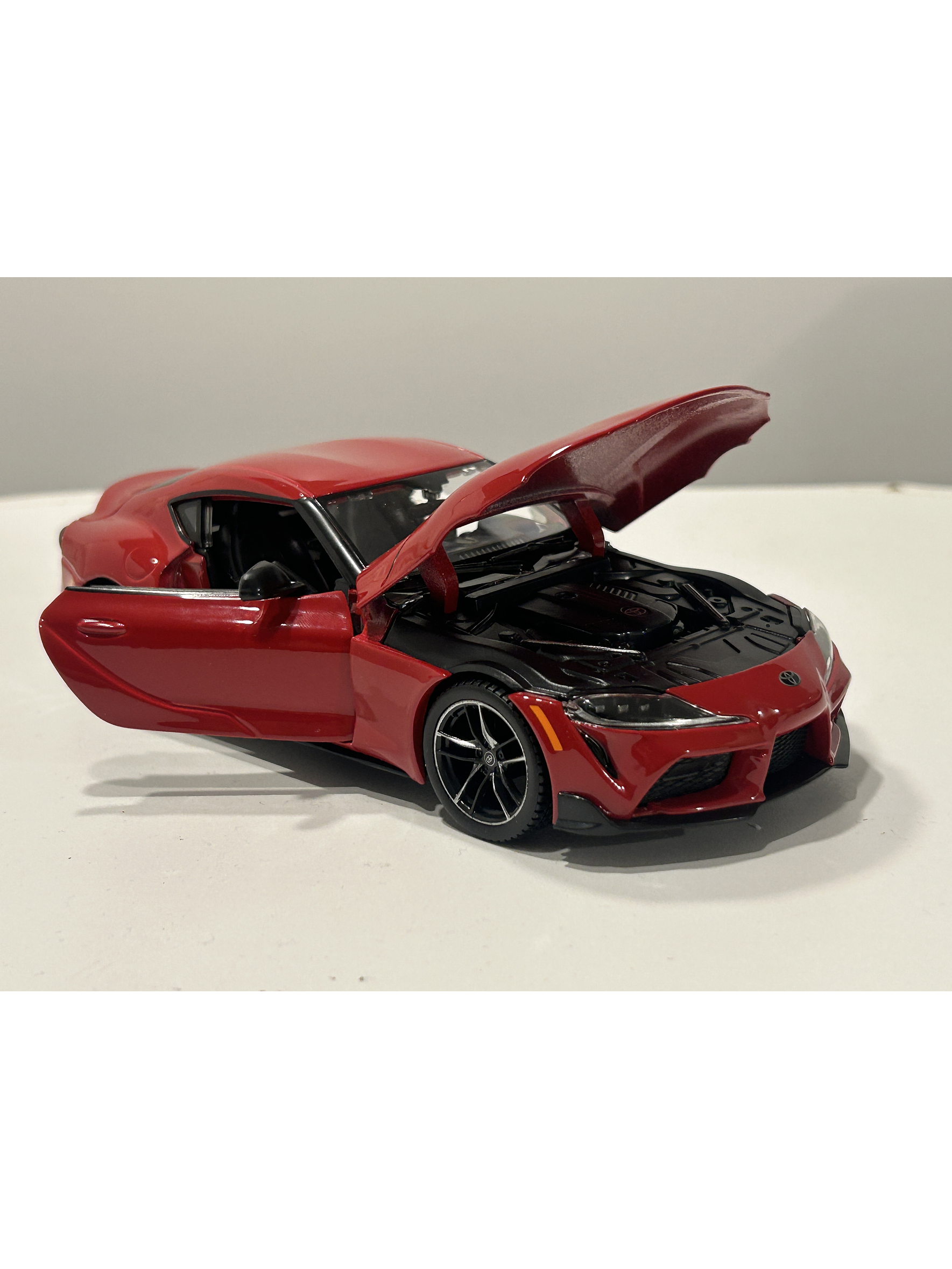Toyota GR Supra Maisto 1:24 – Deportivo japonés icónico, metal gris y rojo – Ruta Nostalgia Chile  11