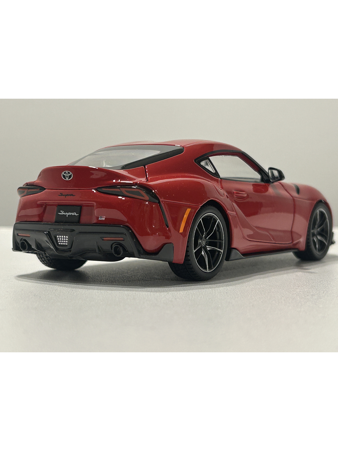 Toyota GR Supra Maisto 1:24 – Deportivo japonés icónico, metal gris y rojo – Ruta Nostalgia Chile  14