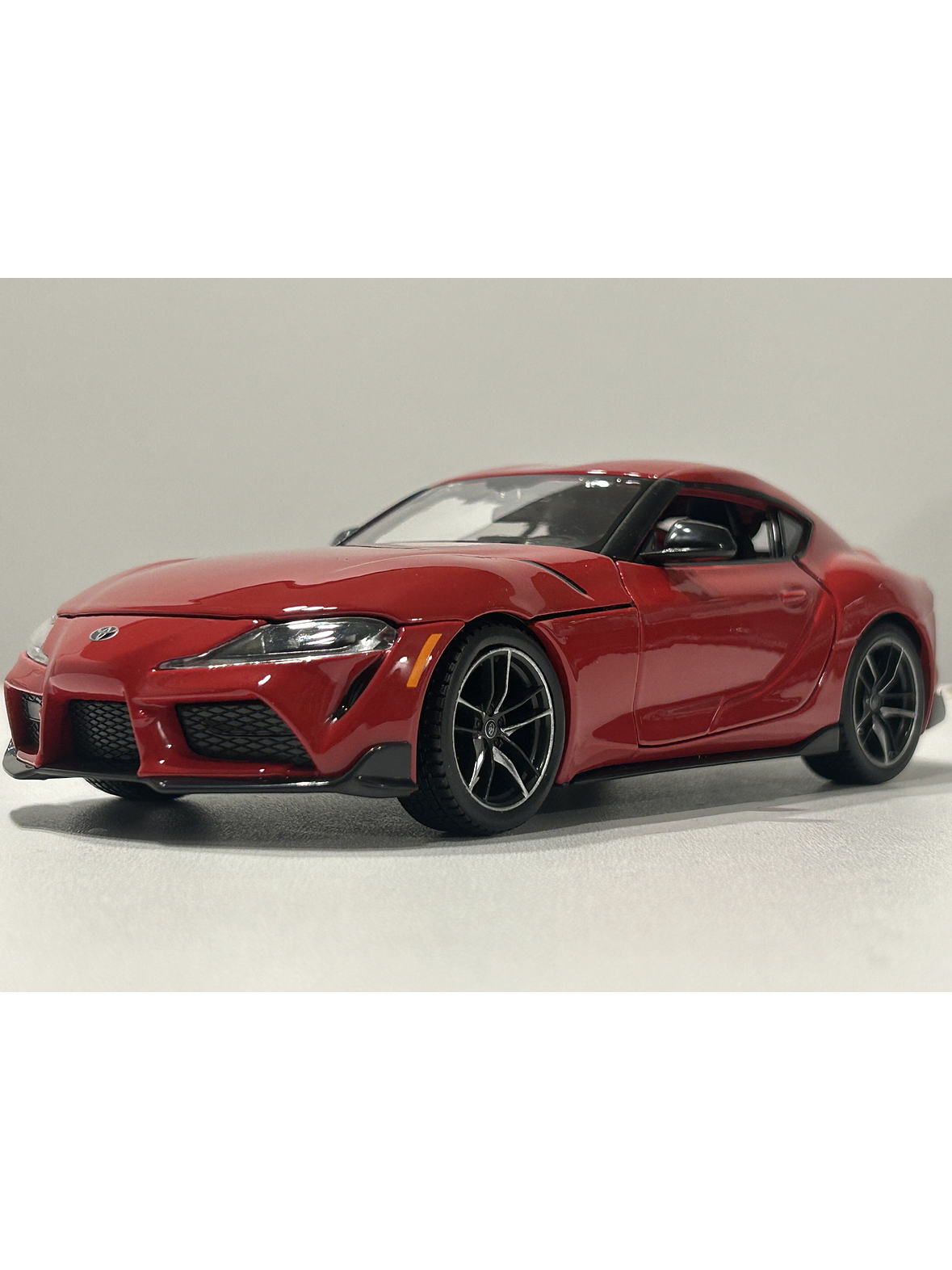 Toyota GR Supra Maisto 1:24 – Deportivo japonés icónico, metal gris y rojo – Ruta Nostalgia Chile  10