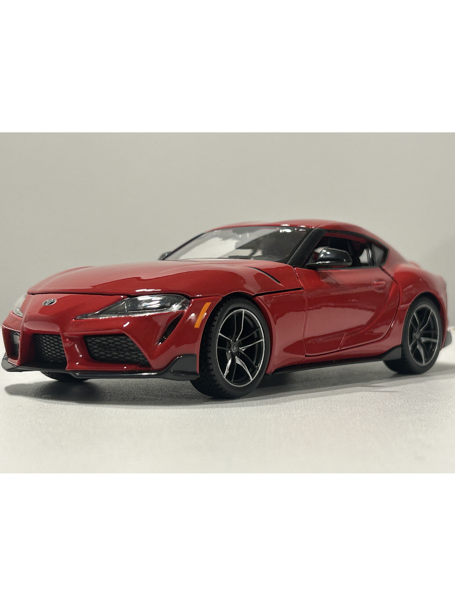Toyota GR Supra Maisto 1:24 – Deportivo japonés icónico, metal gris y rojo – Ruta Nostalgia Chile  10
