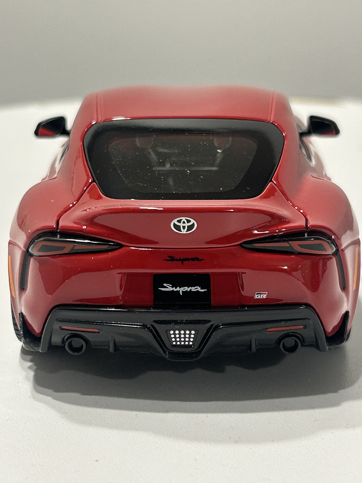 Toyota GR Supra Maisto 1:24 – Deportivo japonés icónico, metal gris y rojo – Ruta Nostalgia Chile  15