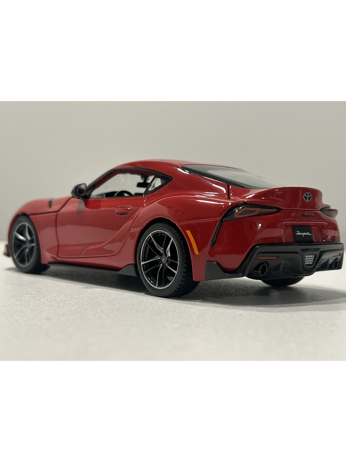 Toyota GR Supra Maisto 1:24 – Deportivo japonés icónico, metal gris y rojo – Ruta Nostalgia Chile  16
