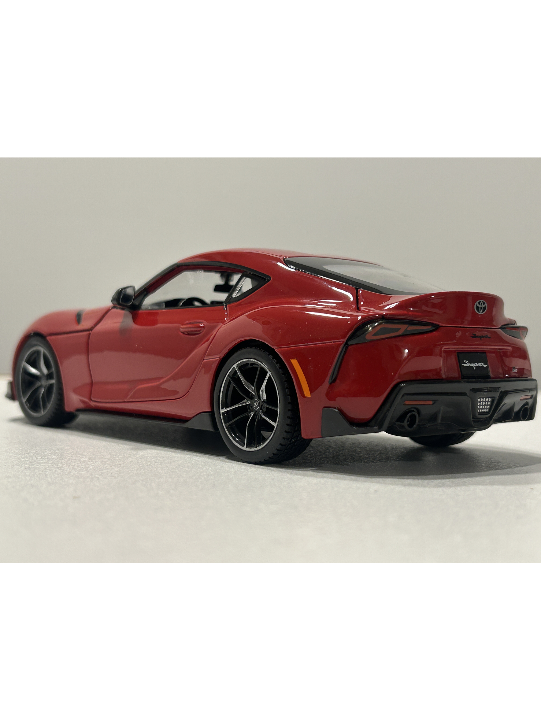 Toyota GR Supra Maisto 1:24 – Deportivo japonés icónico, metal gris y rojo – Ruta Nostalgia Chile  16