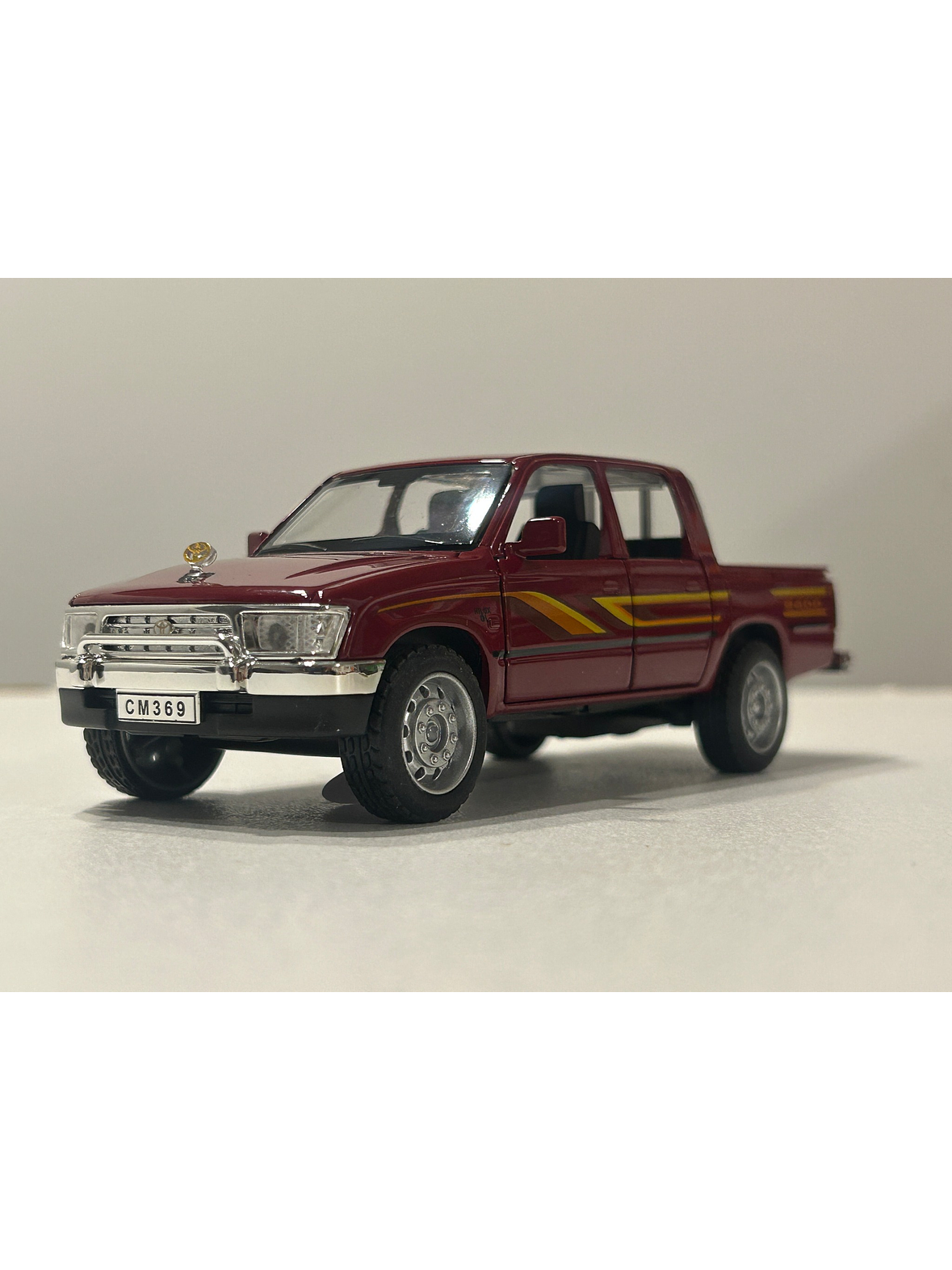 Toyota Hilux doble cabina de los 90's burdeo – CHIMEI Model 1:32 – Camioneta clásica japonesa a escala 1