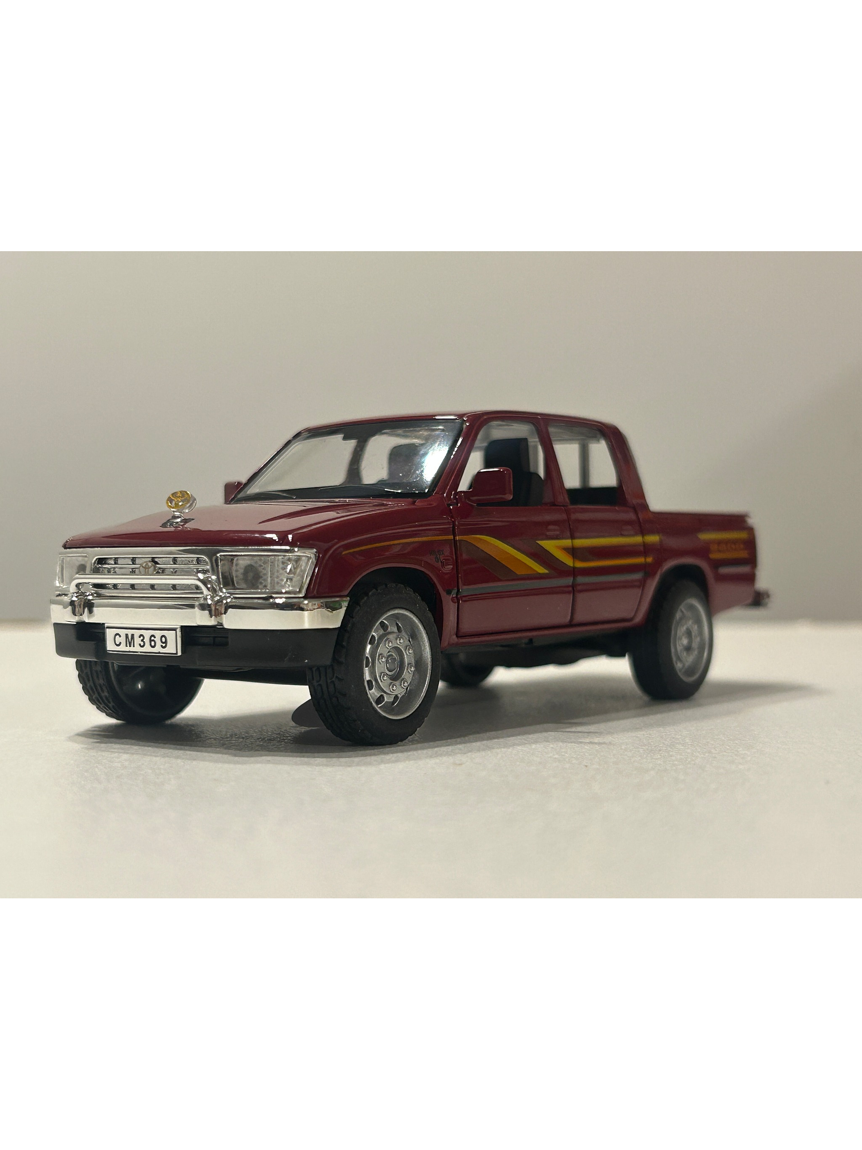 Toyota Hilux doble cabina de los 90's burdeo – CHIMEI Model 1:32 – Camioneta clásica japonesa a escala 1