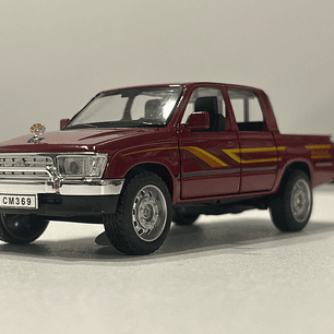 Toyota Hilux doble cabina de los 90's burdeo – CHIMEI Model 1:32 – Camioneta clásica japonesa a escala