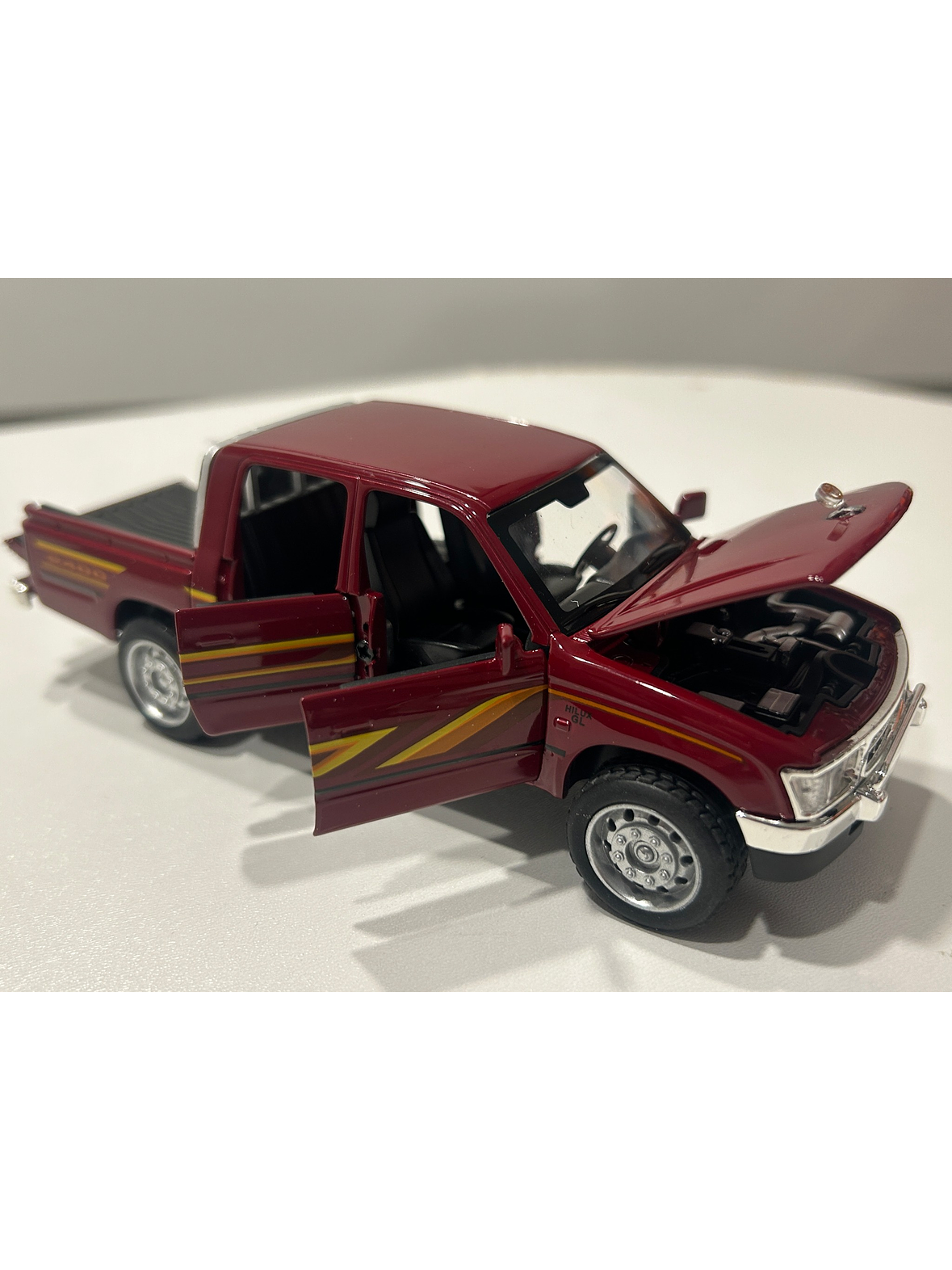 Toyota Hilux doble cabina de los 90's burdeo – CHIMEI Model 1:32 – Camioneta clásica japonesa a escala 2