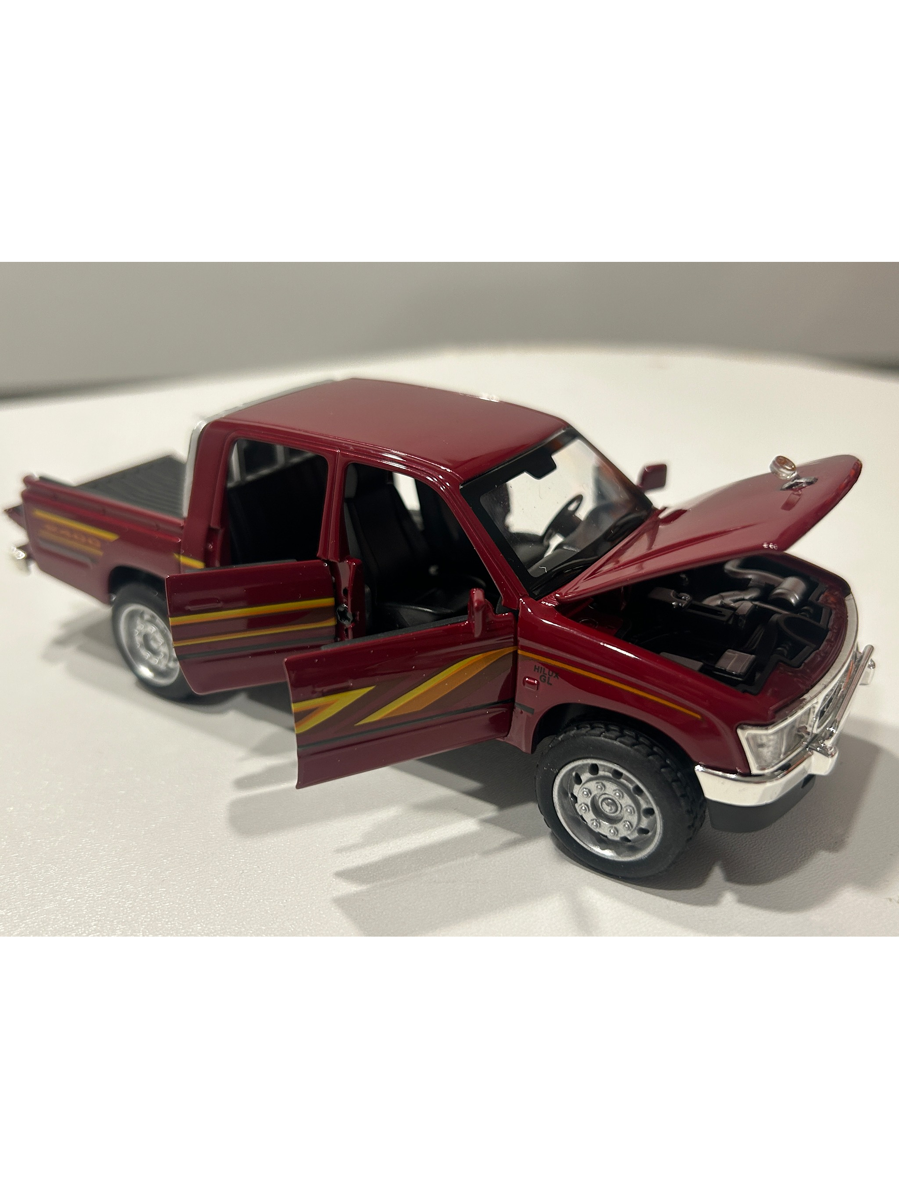 Toyota Hilux doble cabina de los 90's burdeo – CHIMEI Model 1:32 – Camioneta clásica japonesa a escala 2