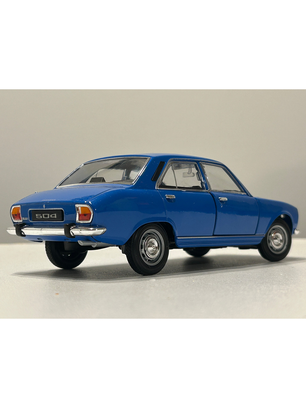 Peugeot 504 1975 azul Welly 1:24 – Clásico familiar y taxi de los 70 2