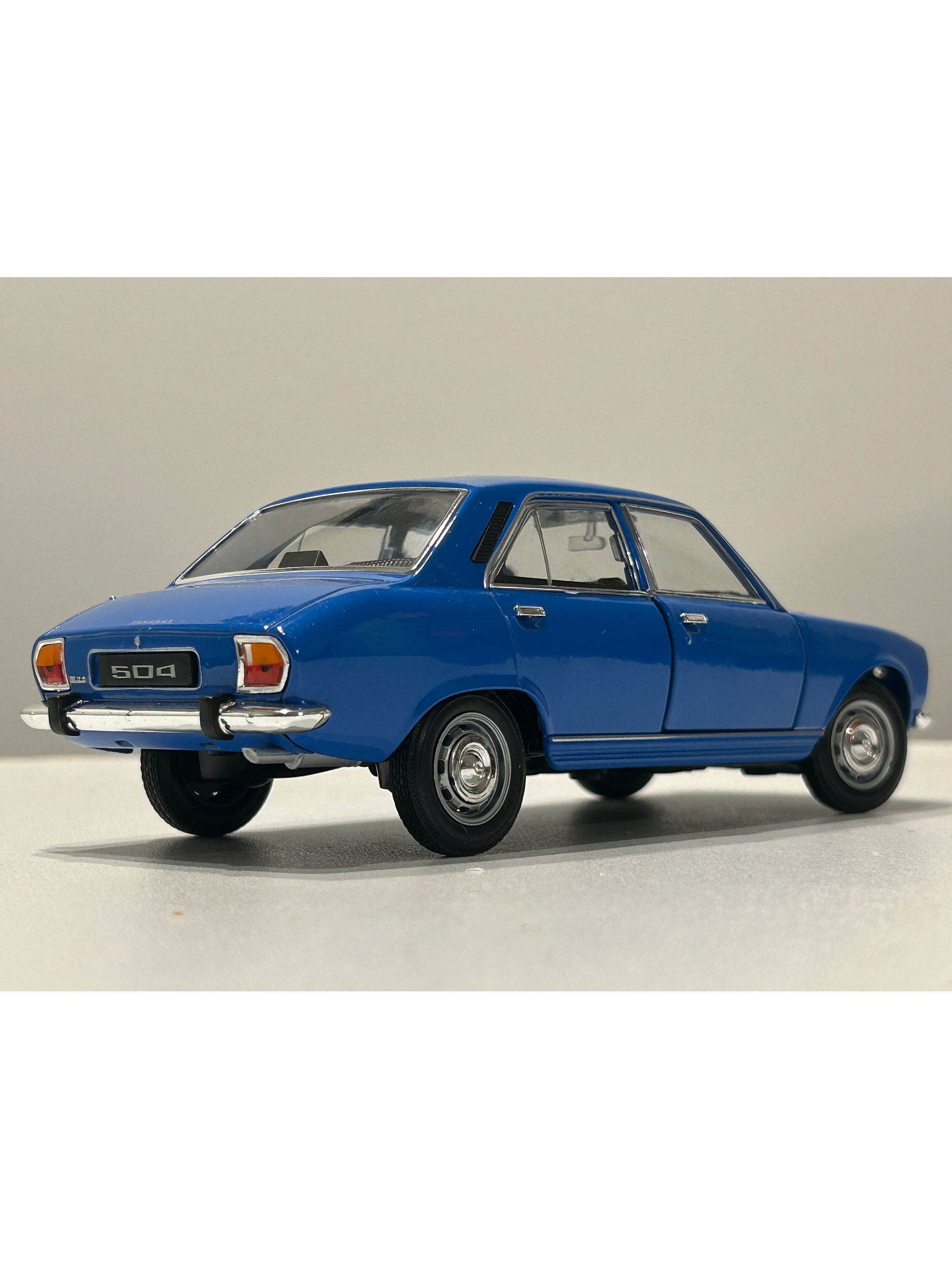 Peugeot 504 1975 azul Welly 1:24 – Clásico familiar y taxi de los 70 2