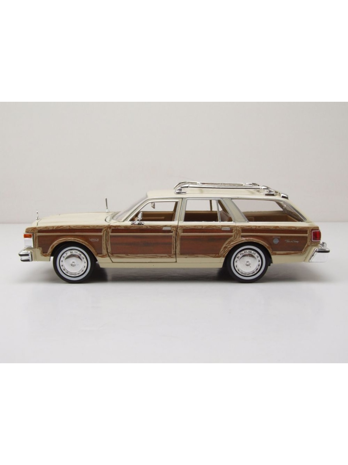 Chrysler LeBaron Town & Country 1979 beige 1:24 Motormax – Station wagon clásica americana 1