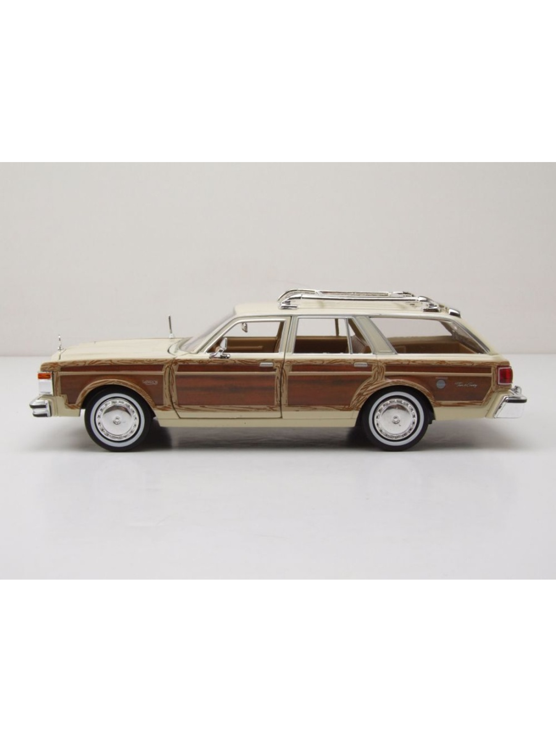 Chrysler LeBaron Town & Country 1979 beige 1:24 Motormax – Station wagon clásica americana 1