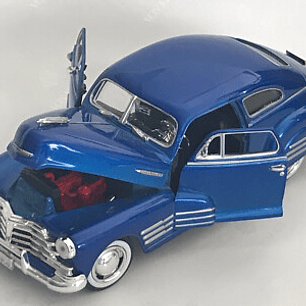 Motormax 1:24 Chevrolet Aerosedan Fleetline 1948 azul metálico – Clásico americano de posguerra para coleccionistas exigentes