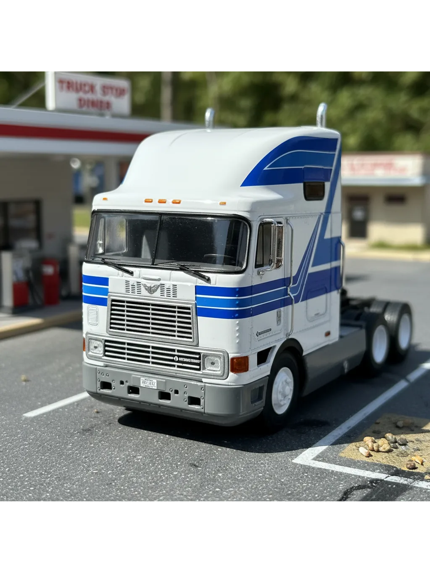 Camión International Eagle 9800 a Escala 1:43 | Modelo Coleccionable de Ixo models. De alta precisión 1