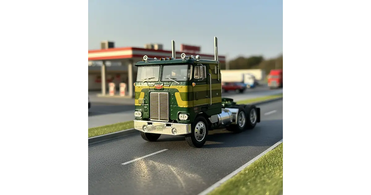 Modellauto Peterbilt 352 Pacemaker Zugmaschine 1979 grün gelb 1:43 ixo