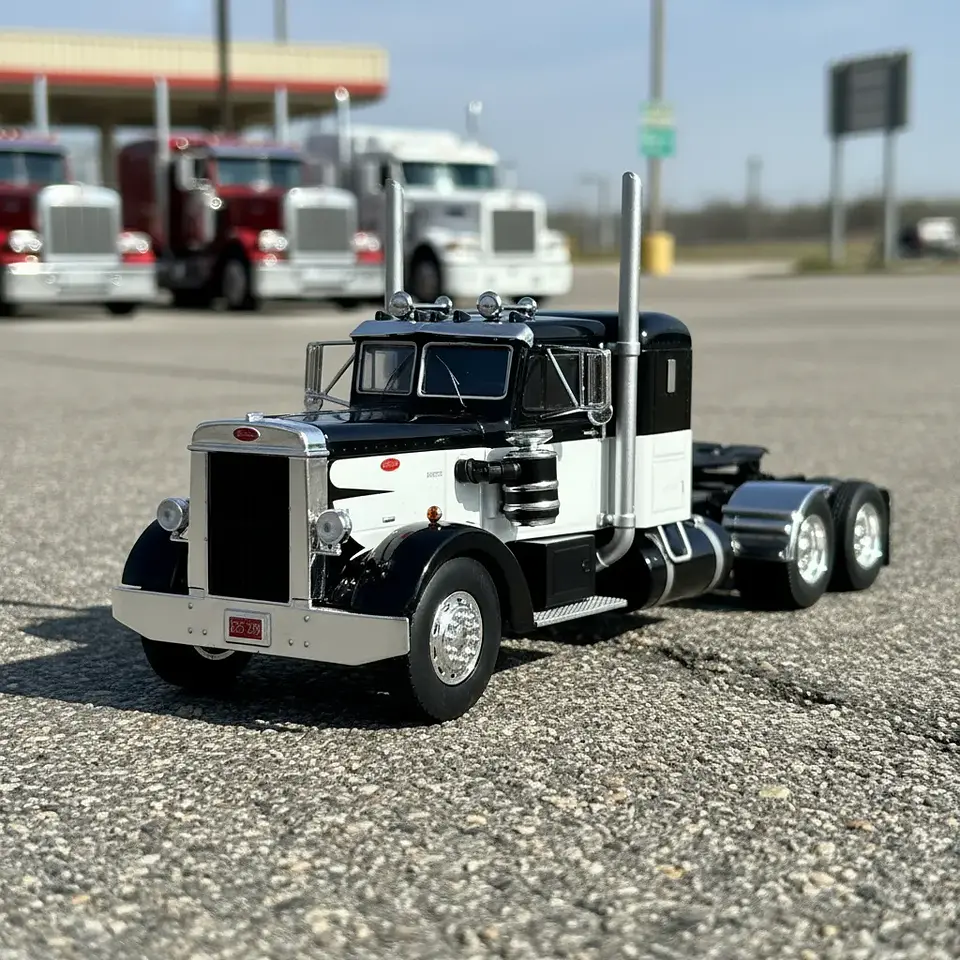 Camión Peterbilt 350 “Iron-Nose” (1952) | IXO 1:43 3