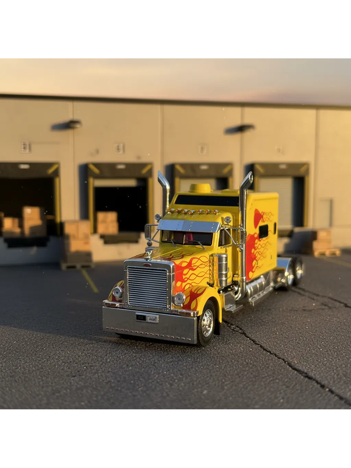 Peterbilt 379 Custom (2002) – IXO TR193.22 – Escala 1:43. – Camión americano clásico con sleeper y flamas 1