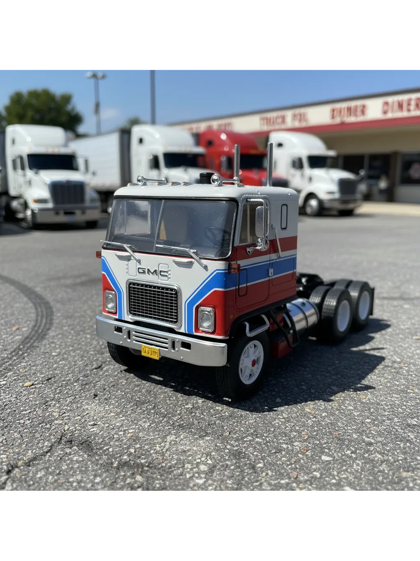 GMC Astro 95 Tractor Truck 1970 – IXO Models 1:43 – Ícono Americano de Cabina Frontal 1