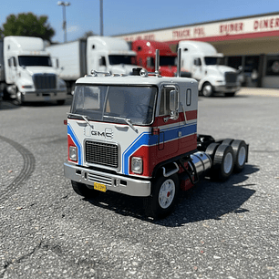 GMC Astro 95 Tractor Truck 1970 – IXO Models 1:43 – Ícono Americano de Cabina Frontal
