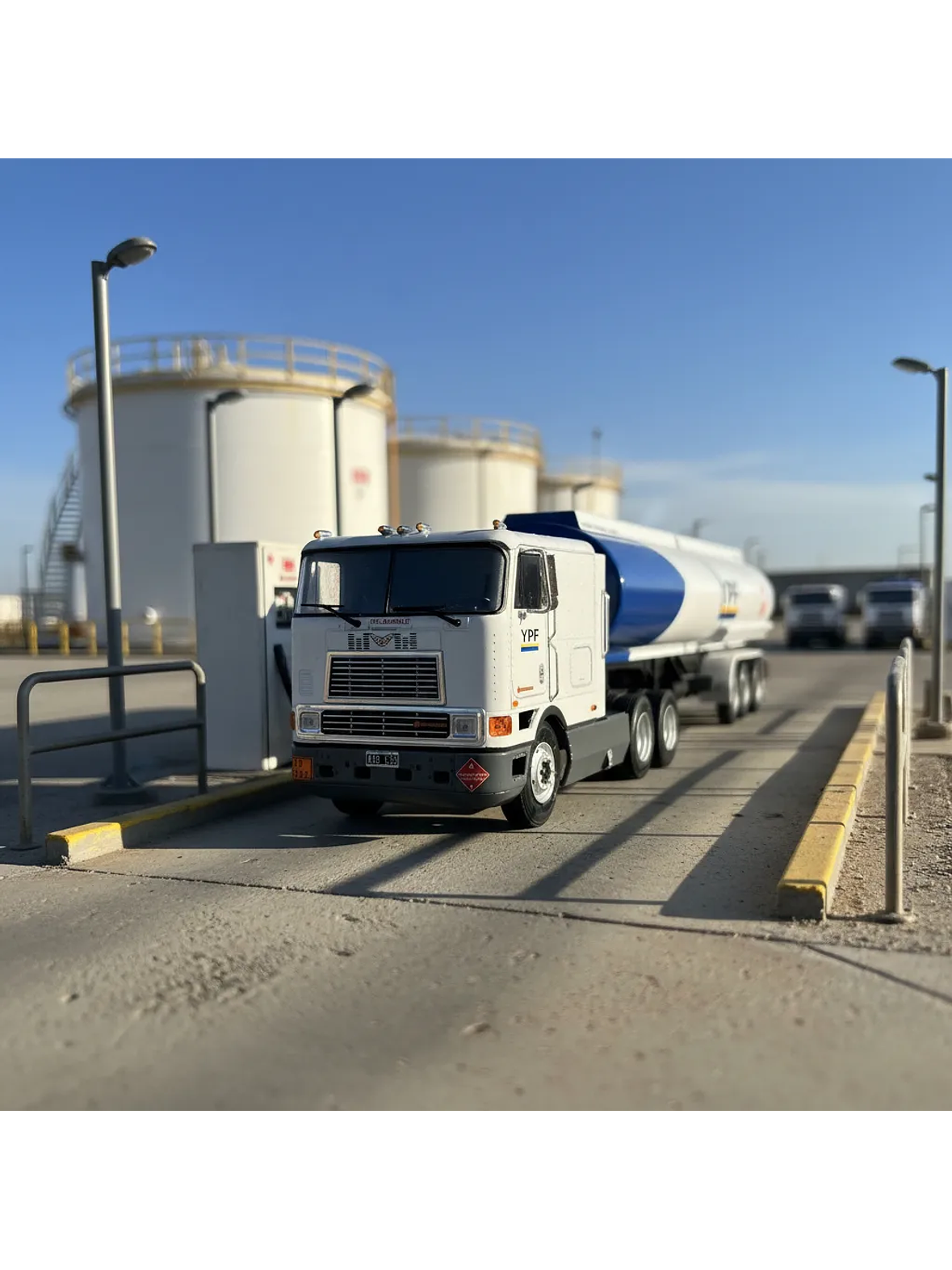 International Eagle 9700 Cabover (1997) – YPF Cisterna Combustible – Colección Camiones Americanos 1:43 1
