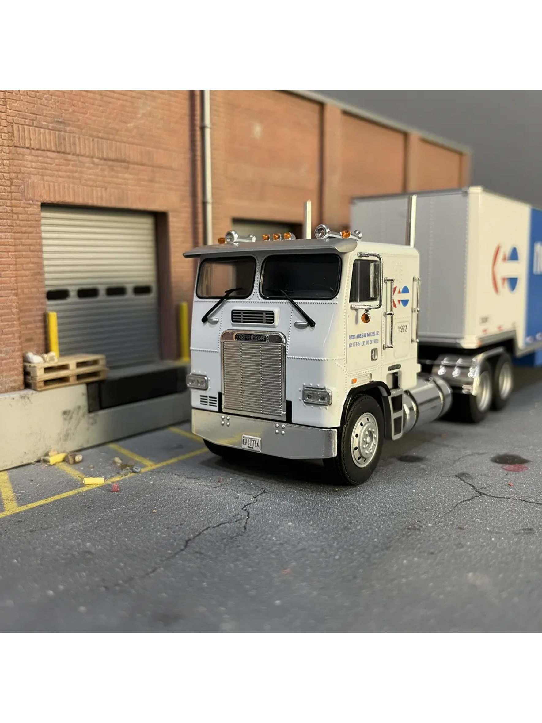 Freightliner FLA NorthAmerican – Camión Clásico Americano – 1:43 2