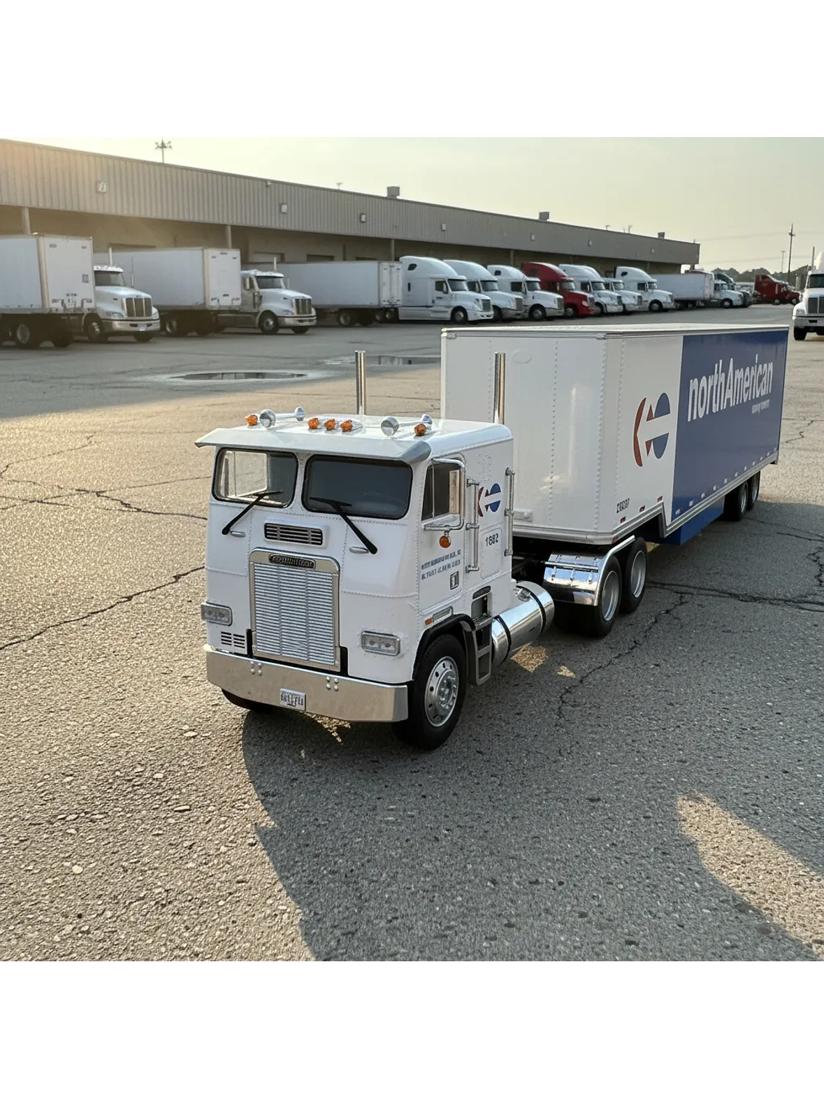 Freightliner FLA NorthAmerican – Camión Clásico Americano – 1:43 1