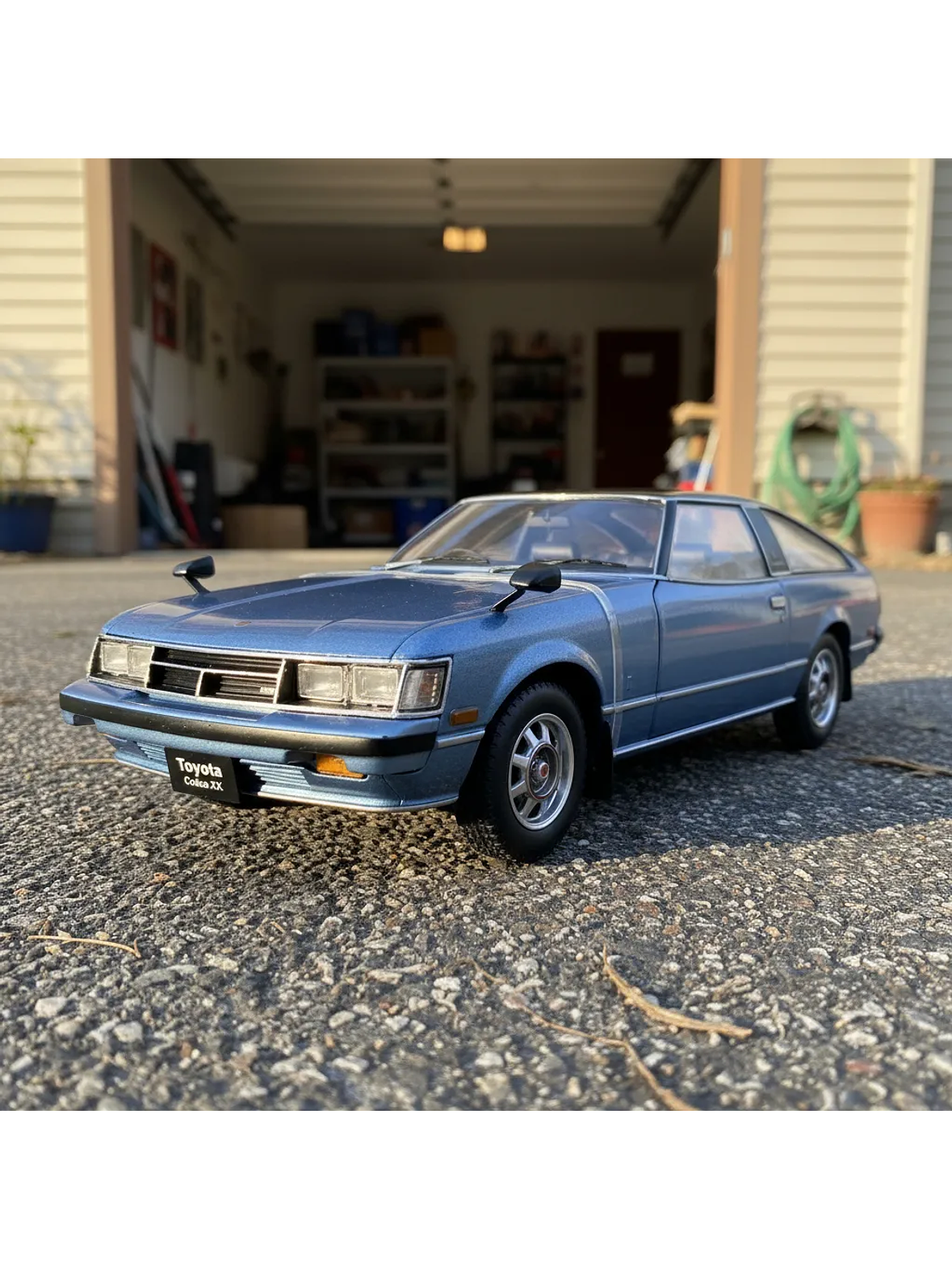 Toyota Celica XX 1978 azul metalizado/negro 1:24 WhiteBox – “pre-Supra” japonés RWD para coleccionistas 1