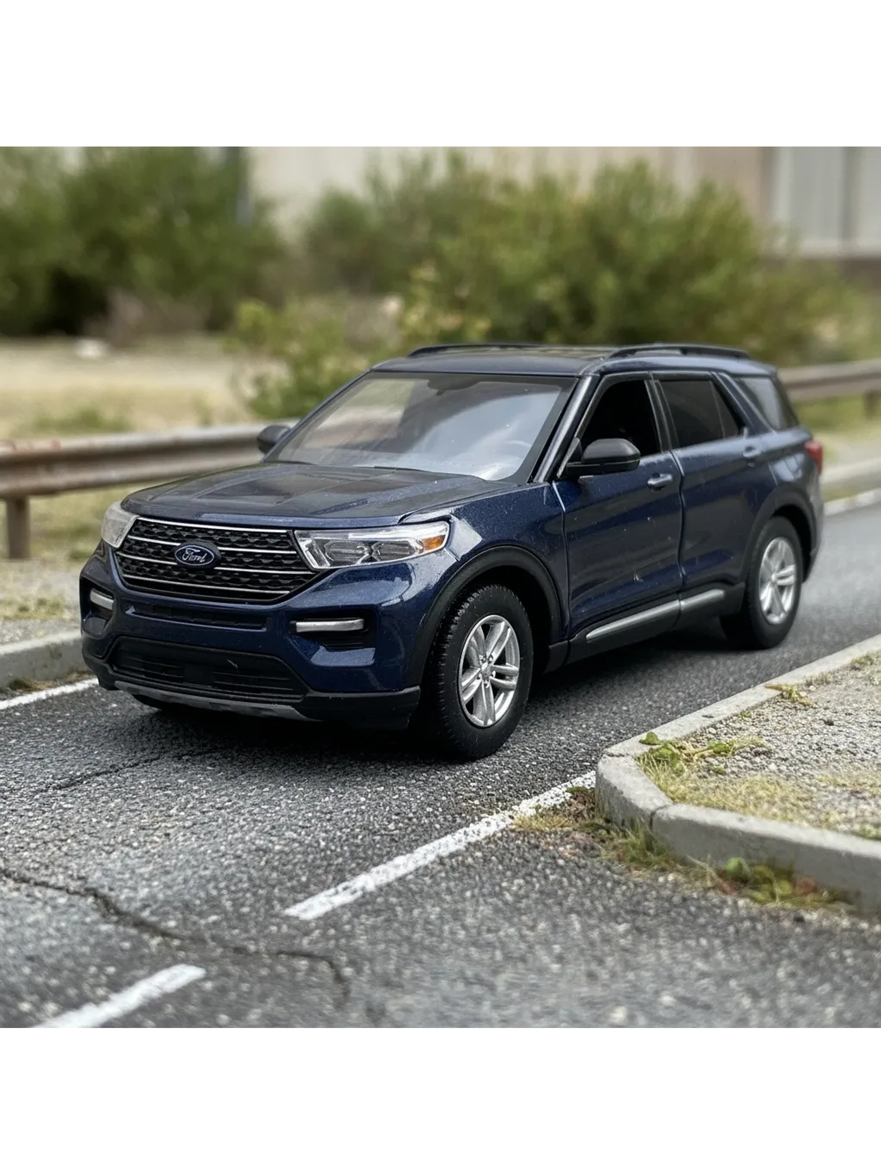 Motormax Ford Explorer XLT 2022 1:24 – SUV tres filas moderno para coleccionistas | Ruta Nostalgia 1