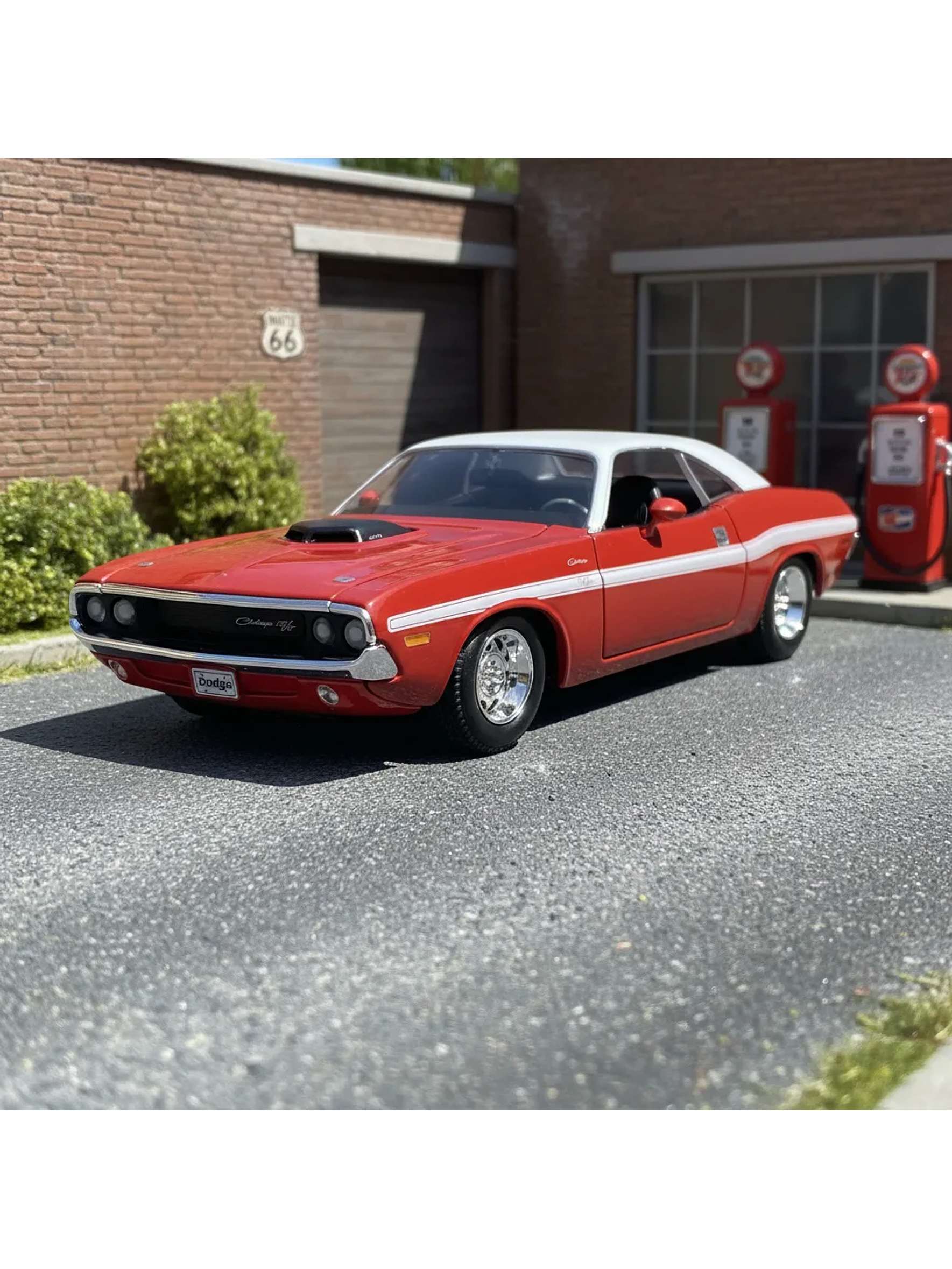 Maisto Dodge Challenger R/T 1970 1:24 rojo/techo blanco – Muscle car a escala para colección | Chile 1