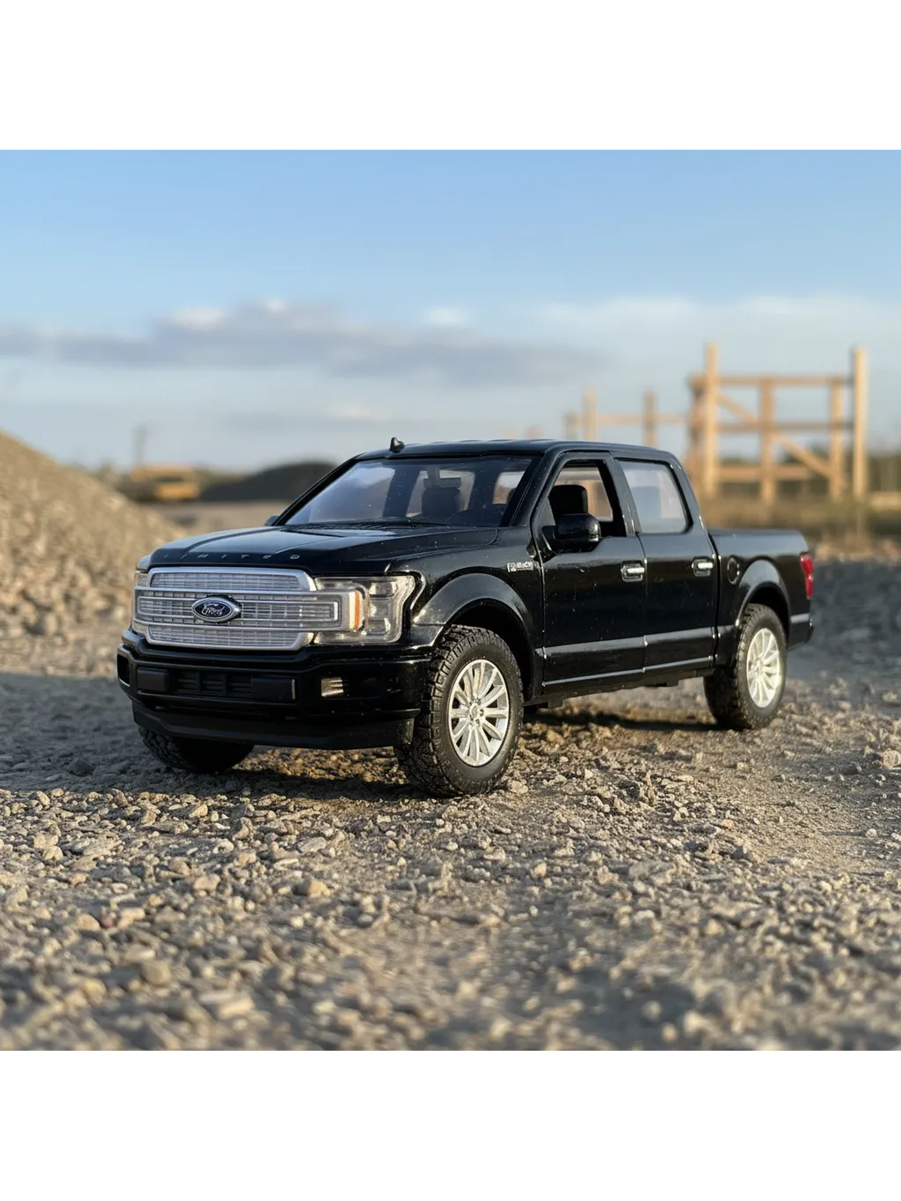 Motormax Ford F-150 Limited Crew Cab 2019 1:24 (negra) – lujo “full-size” hecho miniatura 1