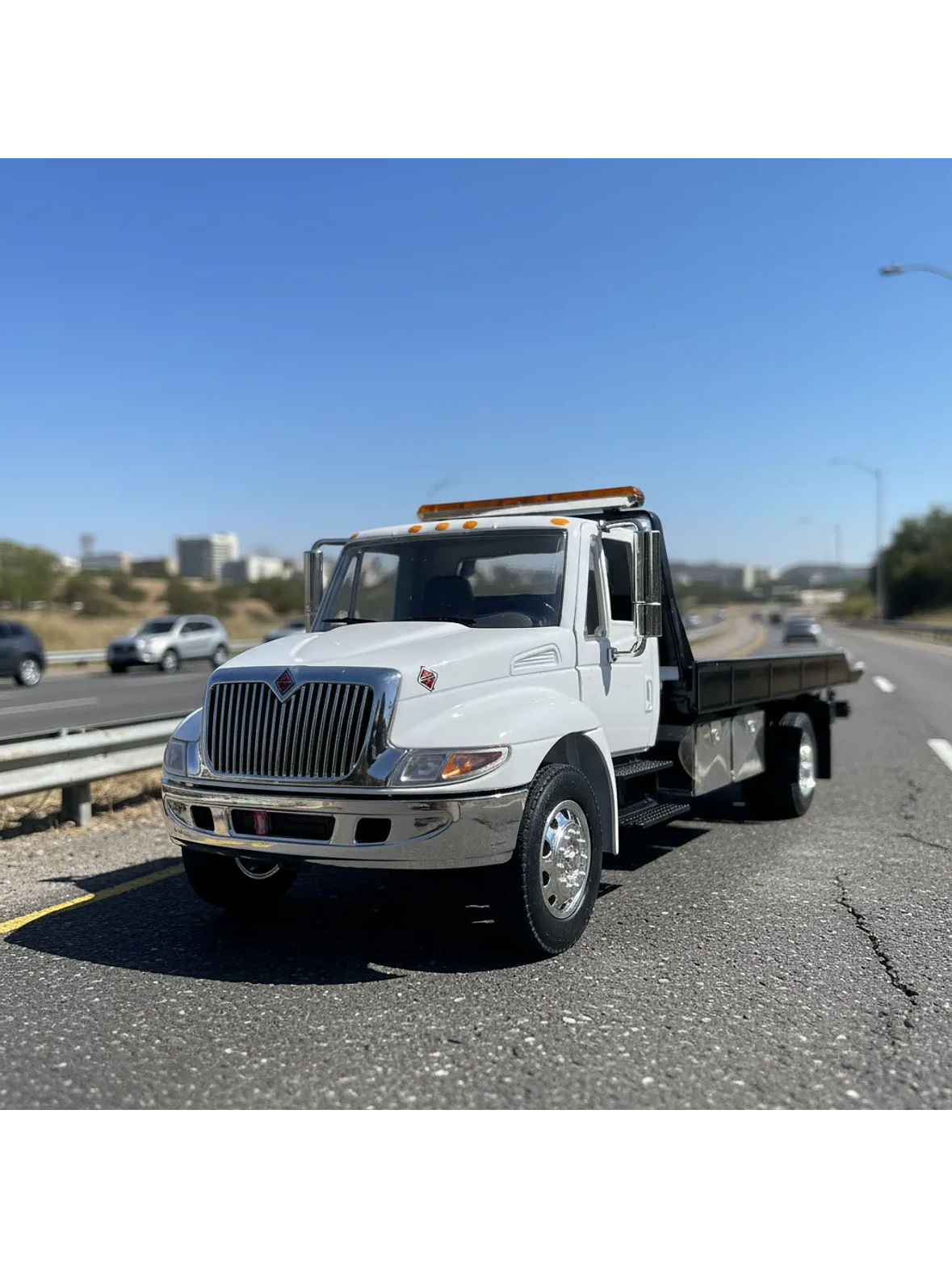 Jada Toys International DuraStar 4400 Flat Bed 1:24 (blanco) – La grúa/plataforma mediana más icónica, en miniatura 1