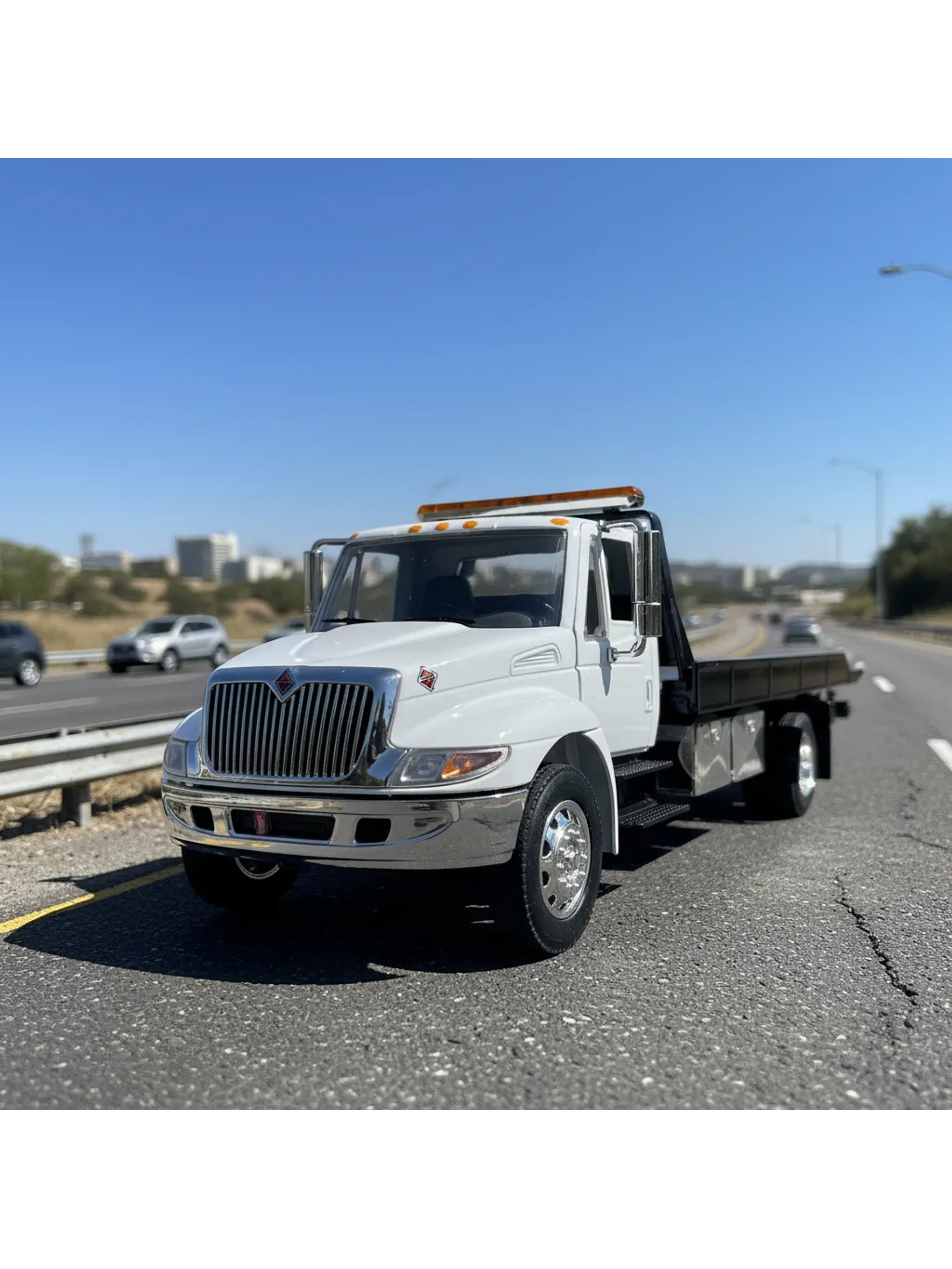 Jada Toys International DuraStar 4400 Flat Bed 1:24 (blanco) – La grúa/plataforma mediana más icónica, en miniatura 1
