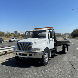 Jada Toys International DuraStar 4400 Flat Bed 1:24 (blanco) – La grúa/plataforma mediana más icónica, en miniatura